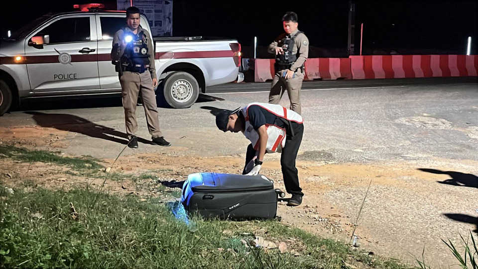 แตกตื่นทั้งซอย! พบกระเป๋าปริศนาหน้าโรงเรียน เปิดดูอึ้ง เจอเสื้อผ้าพร้อม “ใบหย่า” 