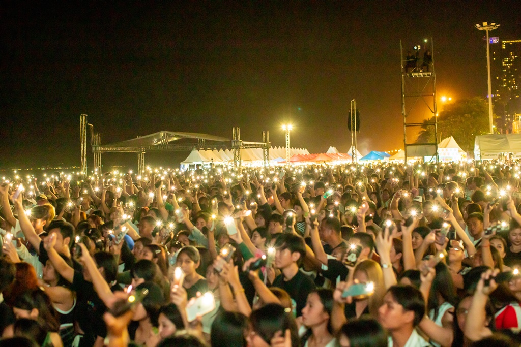 นทท.แห่เที่ยวชมเทศกาลดนตรีเมืองพัทยา อาทิตย์ที่ 2 แน่นหาดจอมเทียน