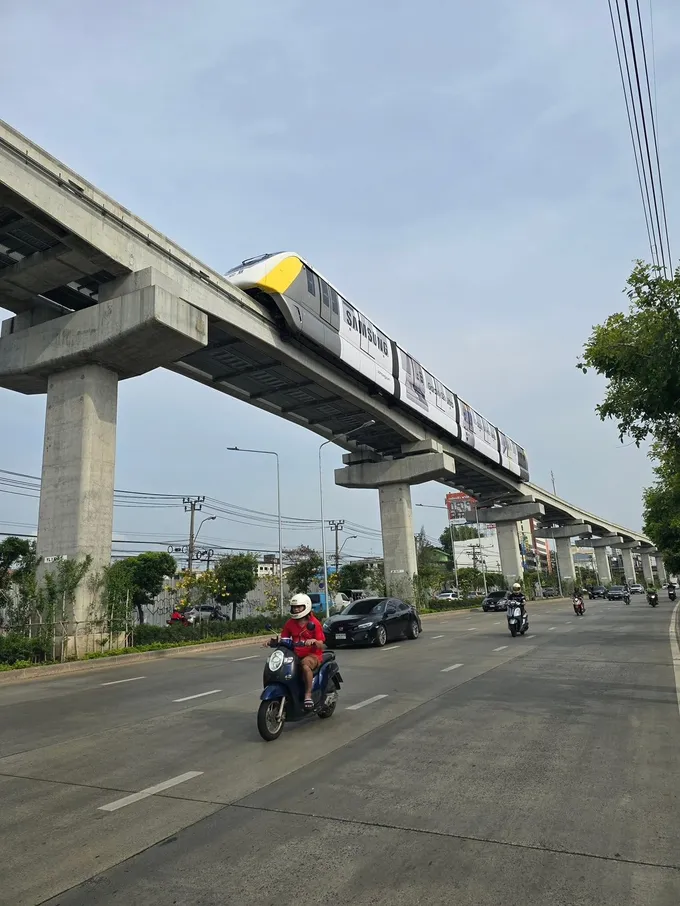 เสียงดังสนั่น "รถไฟฟ้าสายสีเหลือง" ต้องจอดกลางทาง พบเศษชิ้นส่วนตกลงด้านล่าง