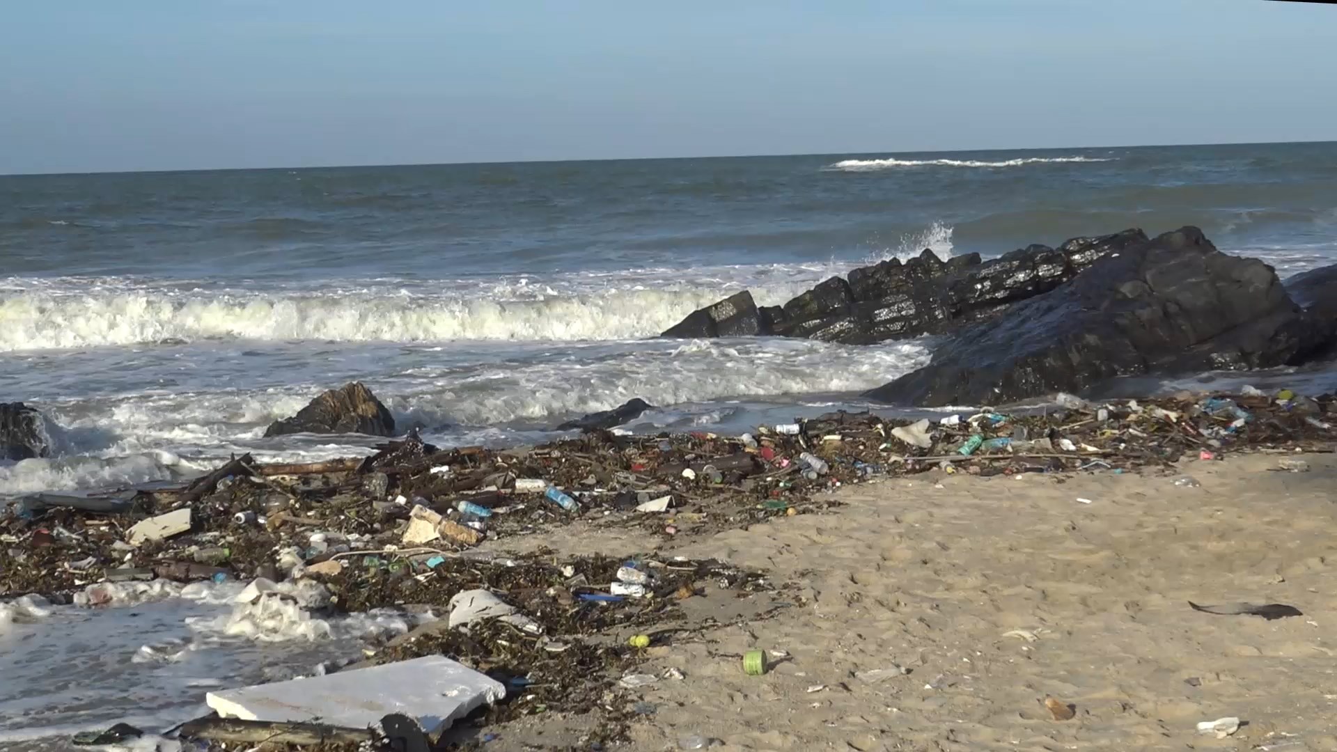 ชายหาดสมิหลาสกปรกขยะจากทะเลเกลื่อนเต็มชายหาดไร้คนเก็บ