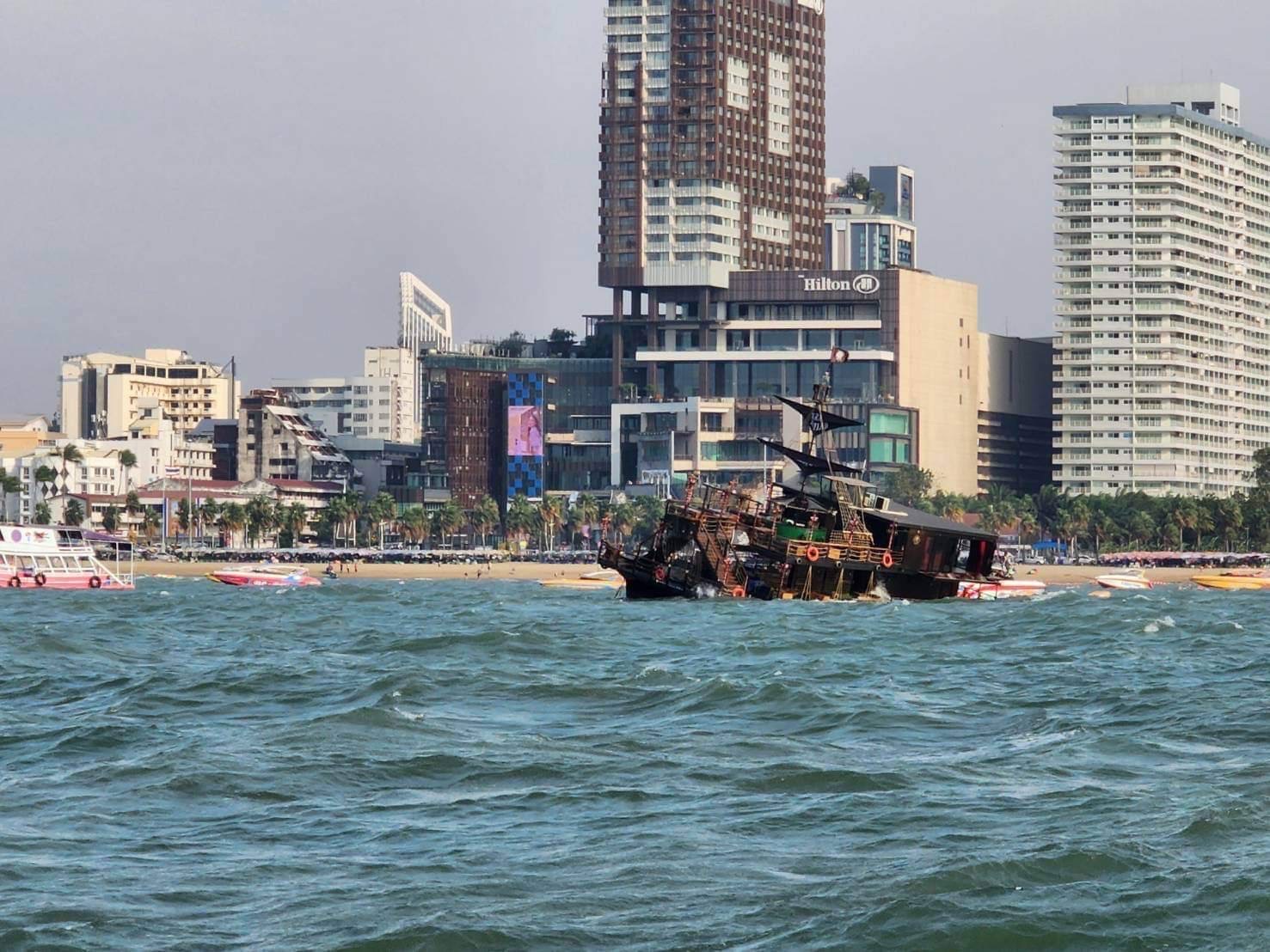 คาเฟ่เรือโจรสลัด ถูกคลื่นลมแรงซัดจมกลางทะเลพัทยา 
