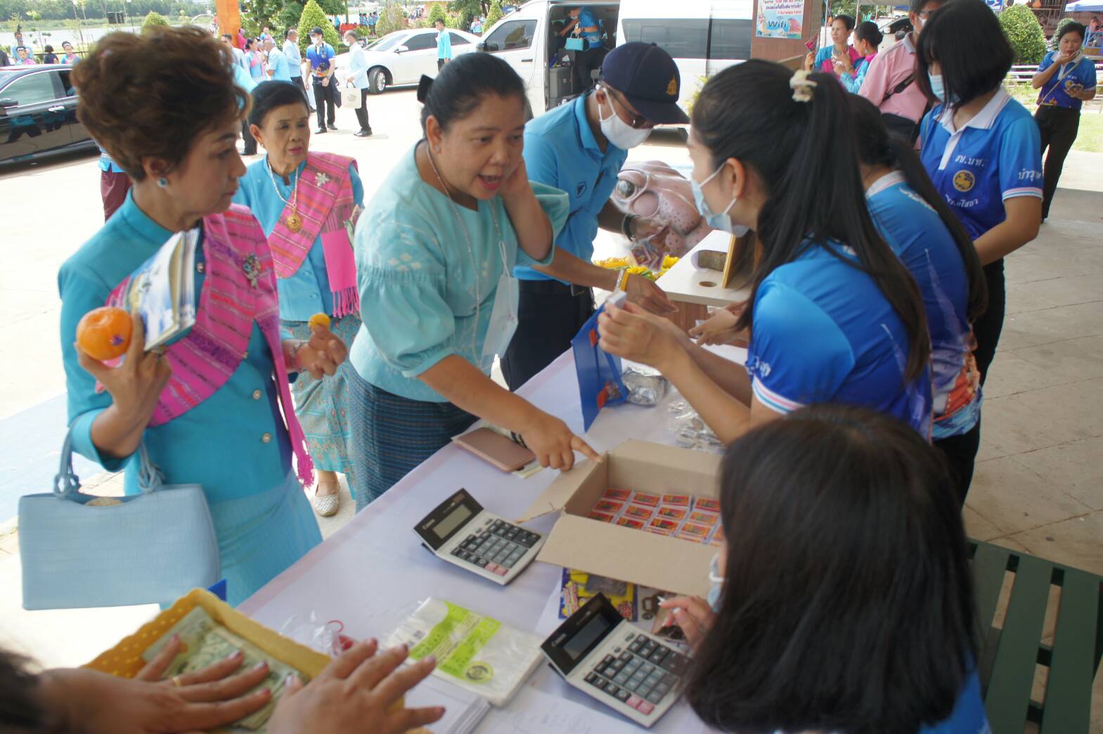 นทท.-ปชช.แห่บูชาองค์พญาแถนเพื่อเป็นสิริมงคลแก่ตนเองและครอบครัว