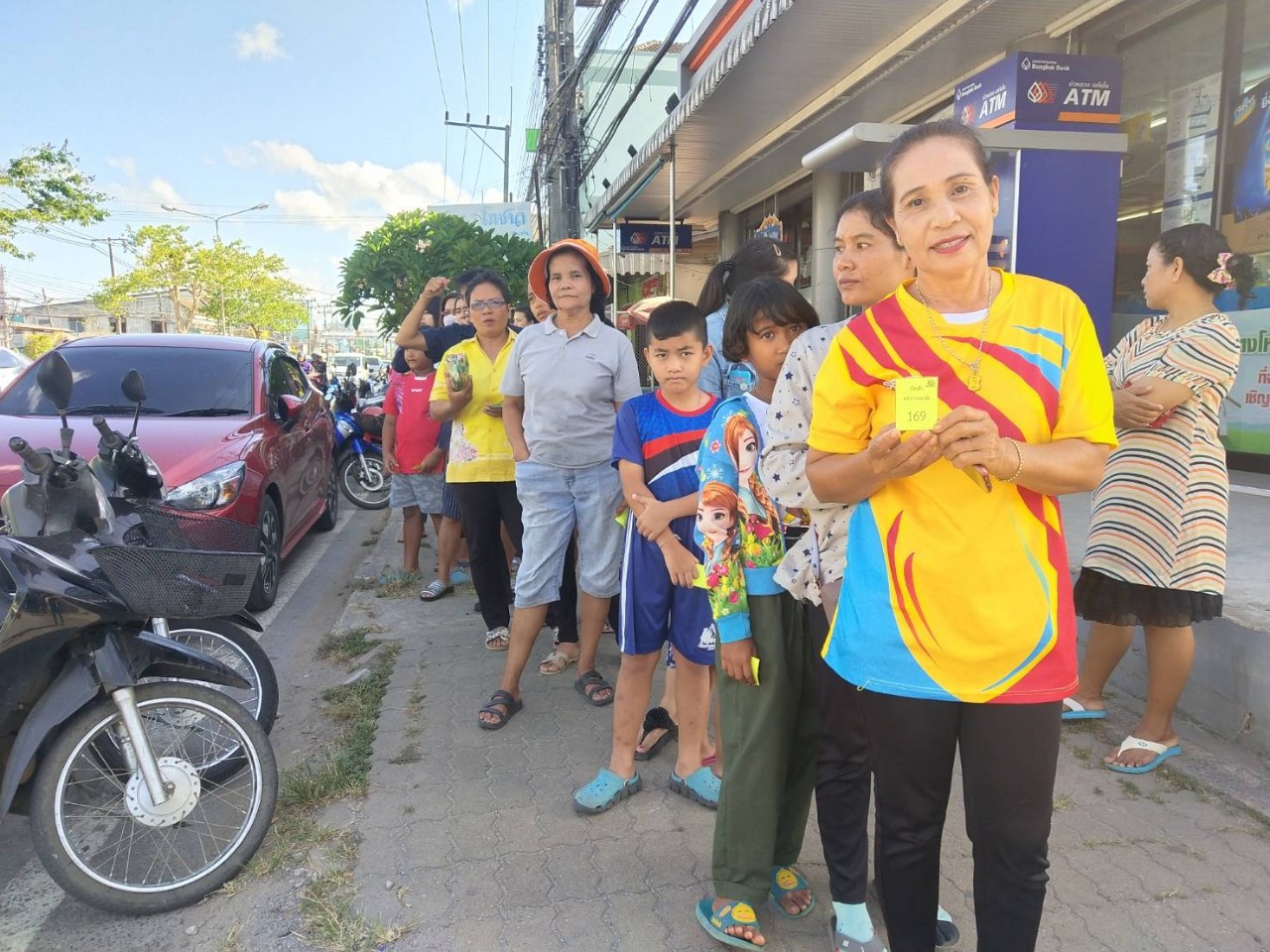 สู้โควิด!!ชาวสตูล ตื่นตี 5 ต่อคิวยาวกว่า 40 เมตร  รอซื้อหน้ากากอนามัย