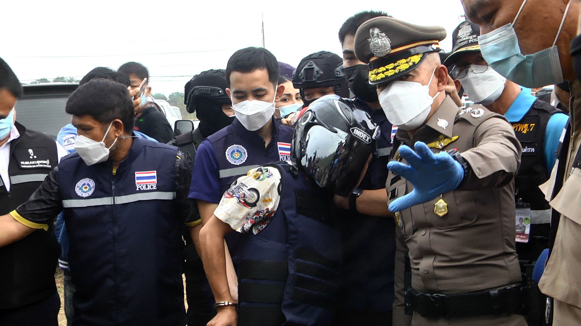 ผบช.ภาค7 คุมตัวผู้ต้องหาฆ่าอำพรางศพยัดถังขยะทำแผน