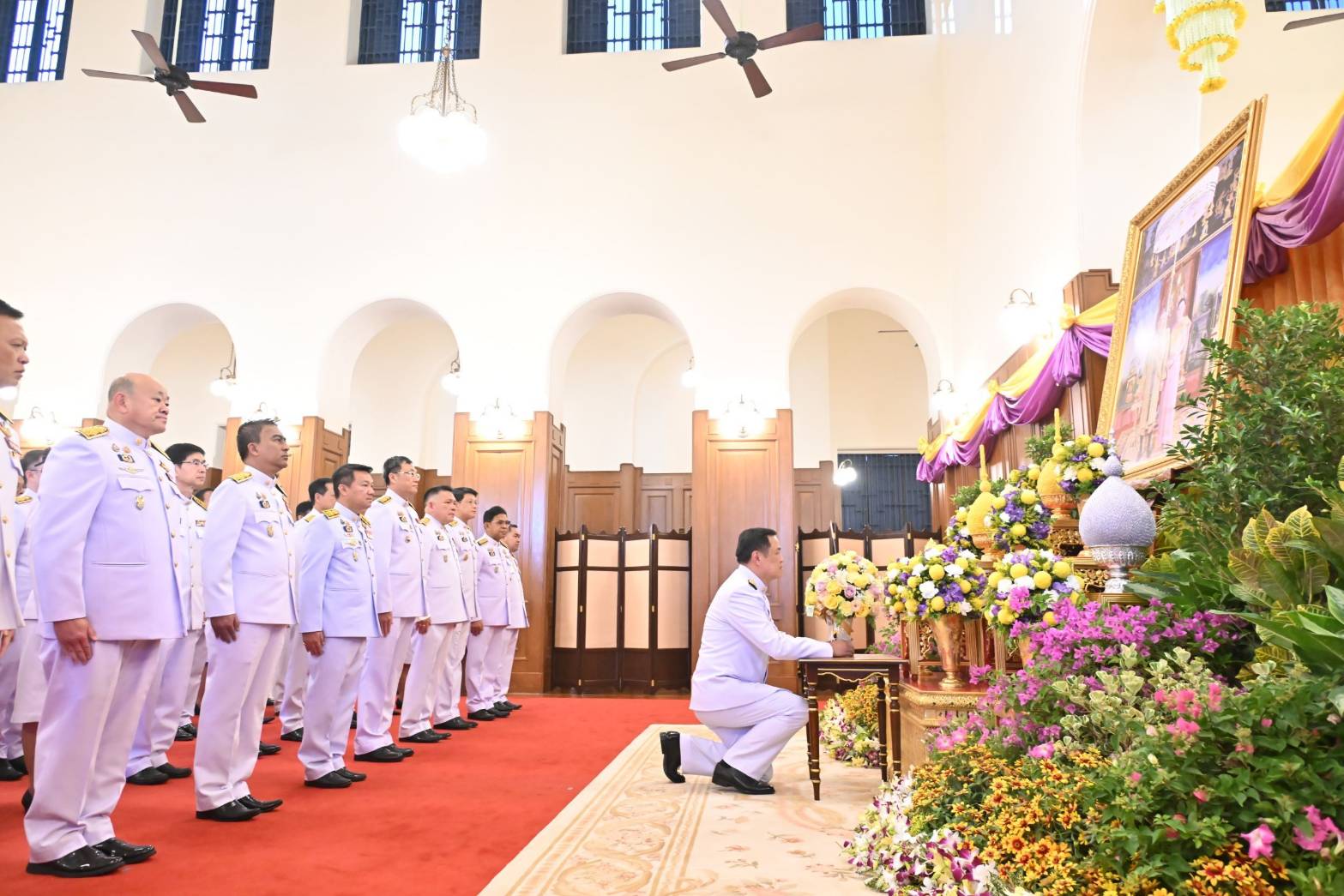 "อนุทิน" นำผู้บริหาร มท.ทูลเกล้าฯ ถวายแจกันดอกไม้หน้าพระบรมฉายาลักษณ์ พระบาทสมเด็จพระเจ้าอยู่หัว และสมเด็จพระนางเจ้าฯ พระบรมราชินี และลงนามถวายพระพรเนื่องในวันขึ้นปีใหม่
