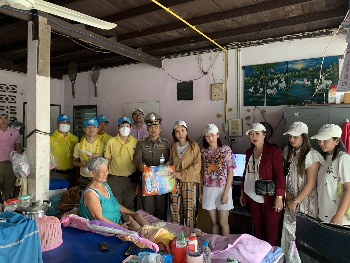 ผบก.น.2 - กต.ตร.สน.ดอนเมือง ตรวจเยี่ยมมอบสิ่งของให้ผู้สูงอายุ และผู้ป่วยติดเตียง