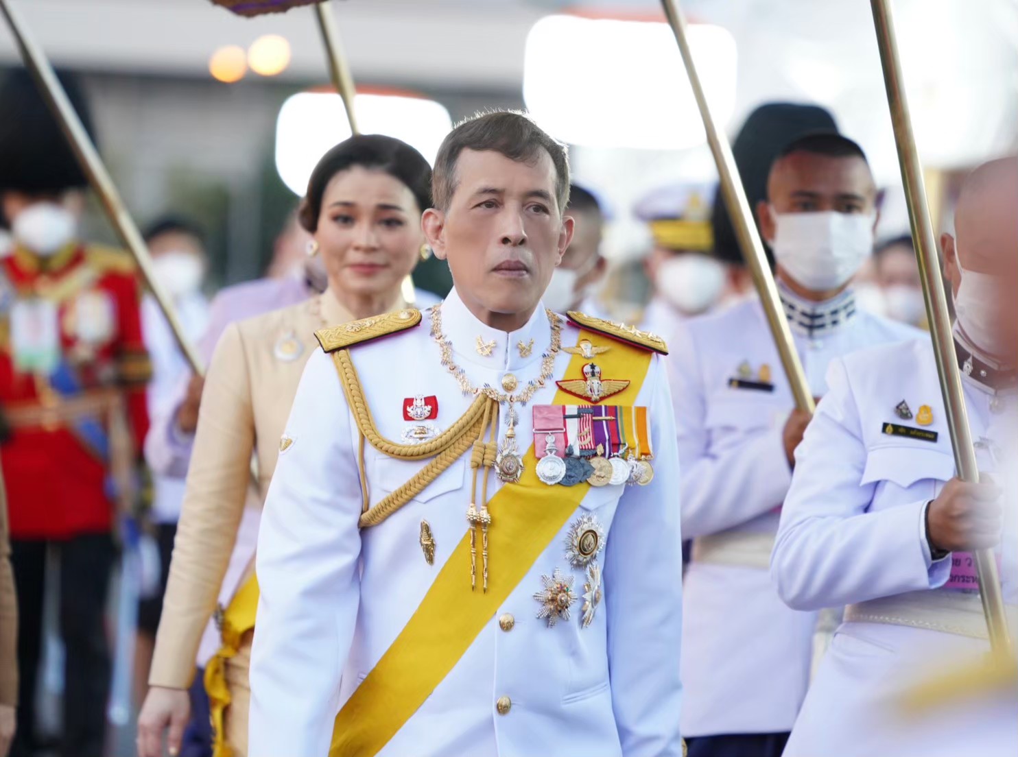 "ในหลวง" พระราชทานปฏิทินหลวง พุทธศักราช 2566 แก่ผู้ที่มาลงนามถวายพระพร ในเทศกาลวันขึ้นปีใหม่ 