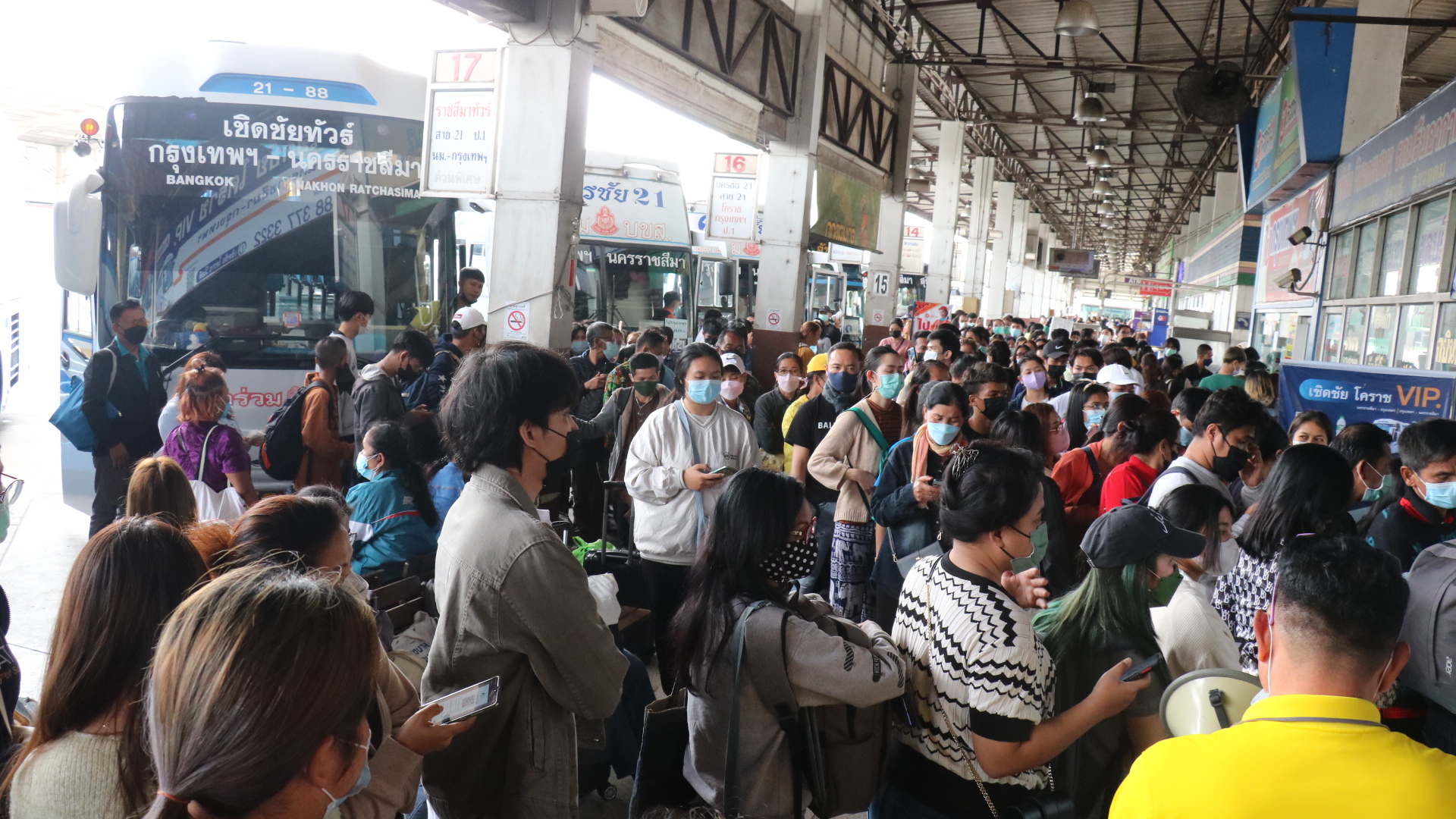คนแห่เดินทางเข้ากทม.ทำบขส.คึกคักรอขึ้นรถ 1-2 ชม. ส่วนถนนมิตรภาพติดหนึบเช่นเคยตร.เร่งระบายจราจร