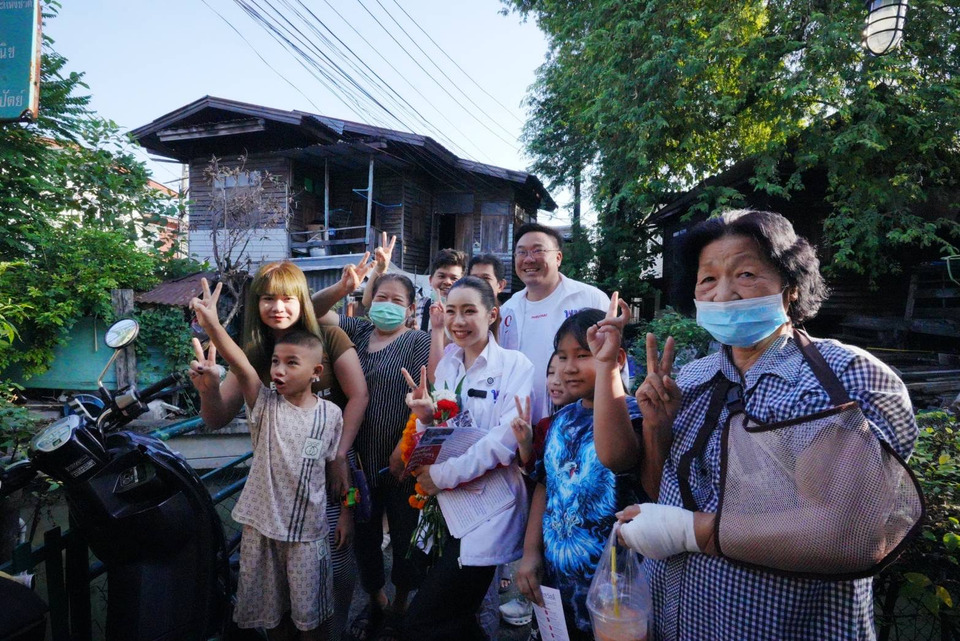 “จุลพันธ์” นำทีมเพื่อไทยหาเสียงชุมชนสวนหลวง 1 ช่วย “เพ็ญพิสุทธิ์” ผู้สมัคร สส.กทม. เผยเตรียมปล่อยนโยบายเซอร์ไพรส์