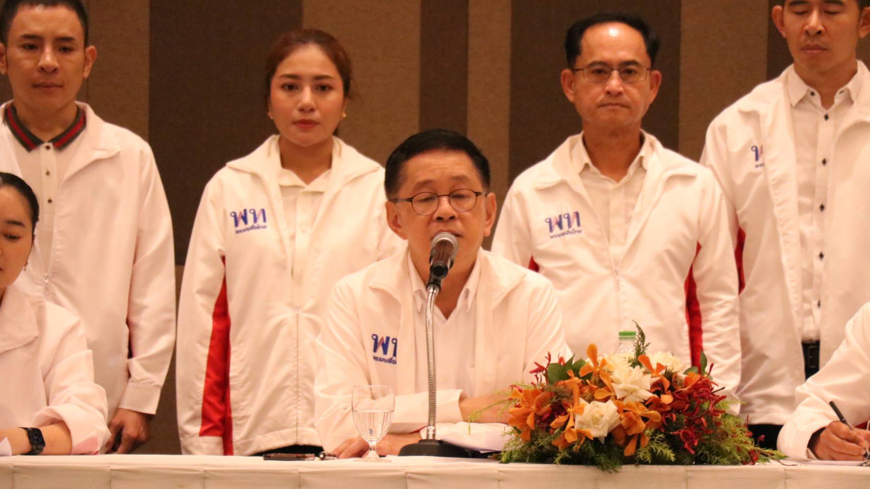 "ประเสริฐ"เลขาฯเพื่อไทยนำว่าที่ ส.ส .โคราชขอบคุณปชช. แย้มข่าวดีมีเก้าอี้รัฐมนตรีเย็นนี้นัดถกก้าวไกล