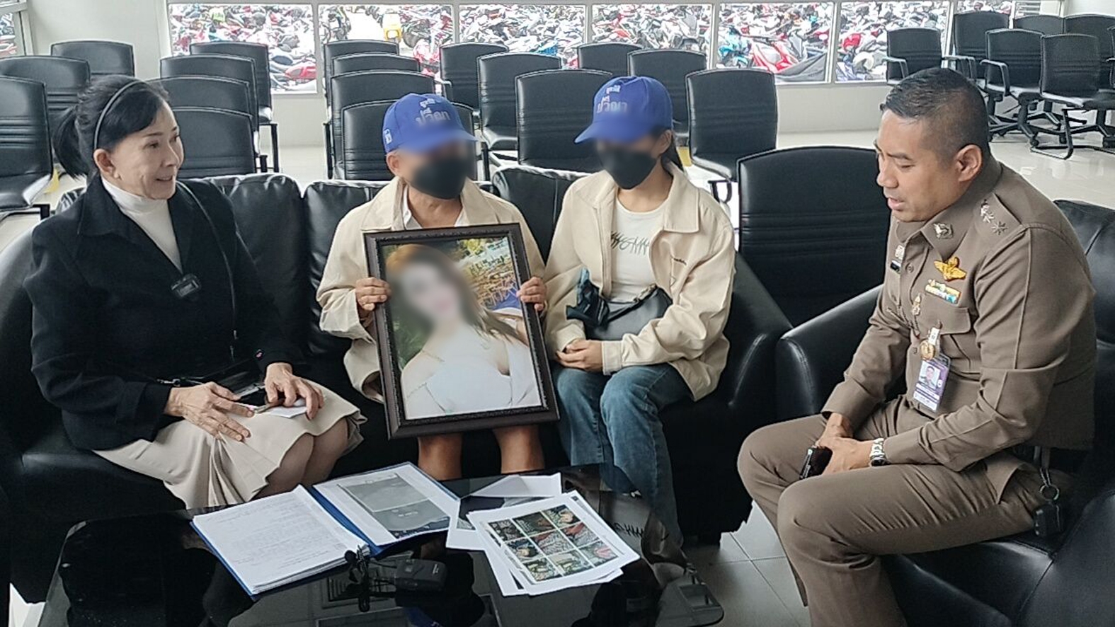 "ปวีณา" พาแม่ไปรับศพลูกสาวเสียชีวิตปริศนาที่บาห์เรนกลับไทย ที่สนามบินสุวรรณภูมิ