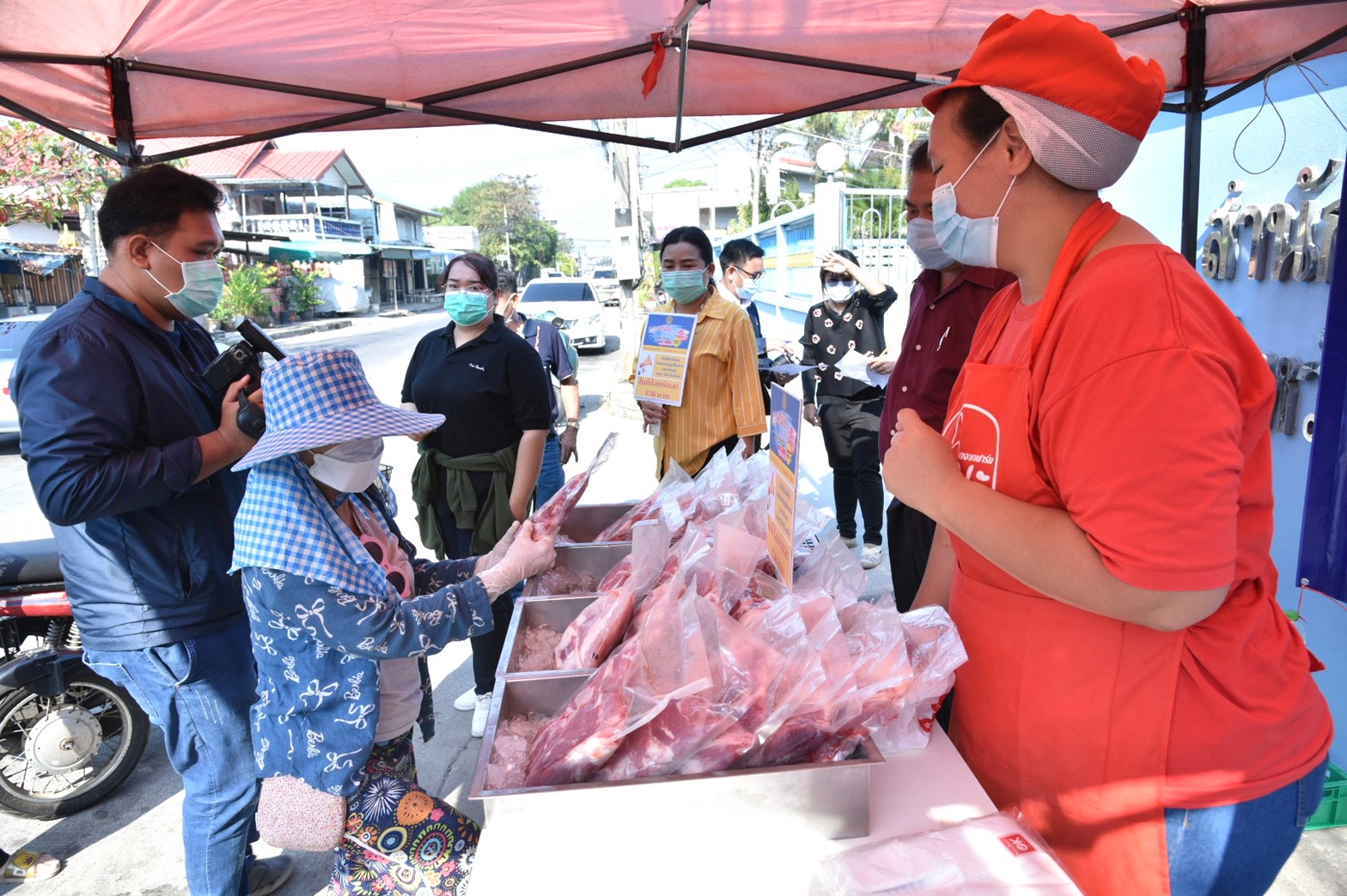 พาณิชย์ฉะเชิงเทราเปิดจุดจำหน่ายหมูราคาถูกลดภาระค่าใช้จ่ายปชช. 