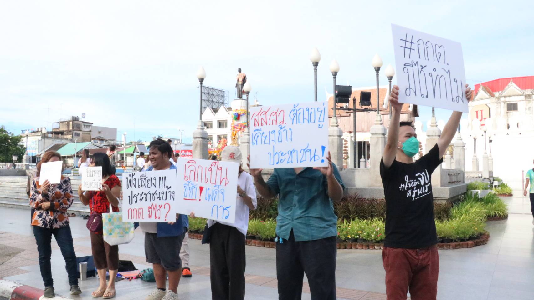 มวลชนรักประชาธิปไตยโคราช ยึดลานย่าโม ชูป้ายข้อความสนับสนุนพิธา
