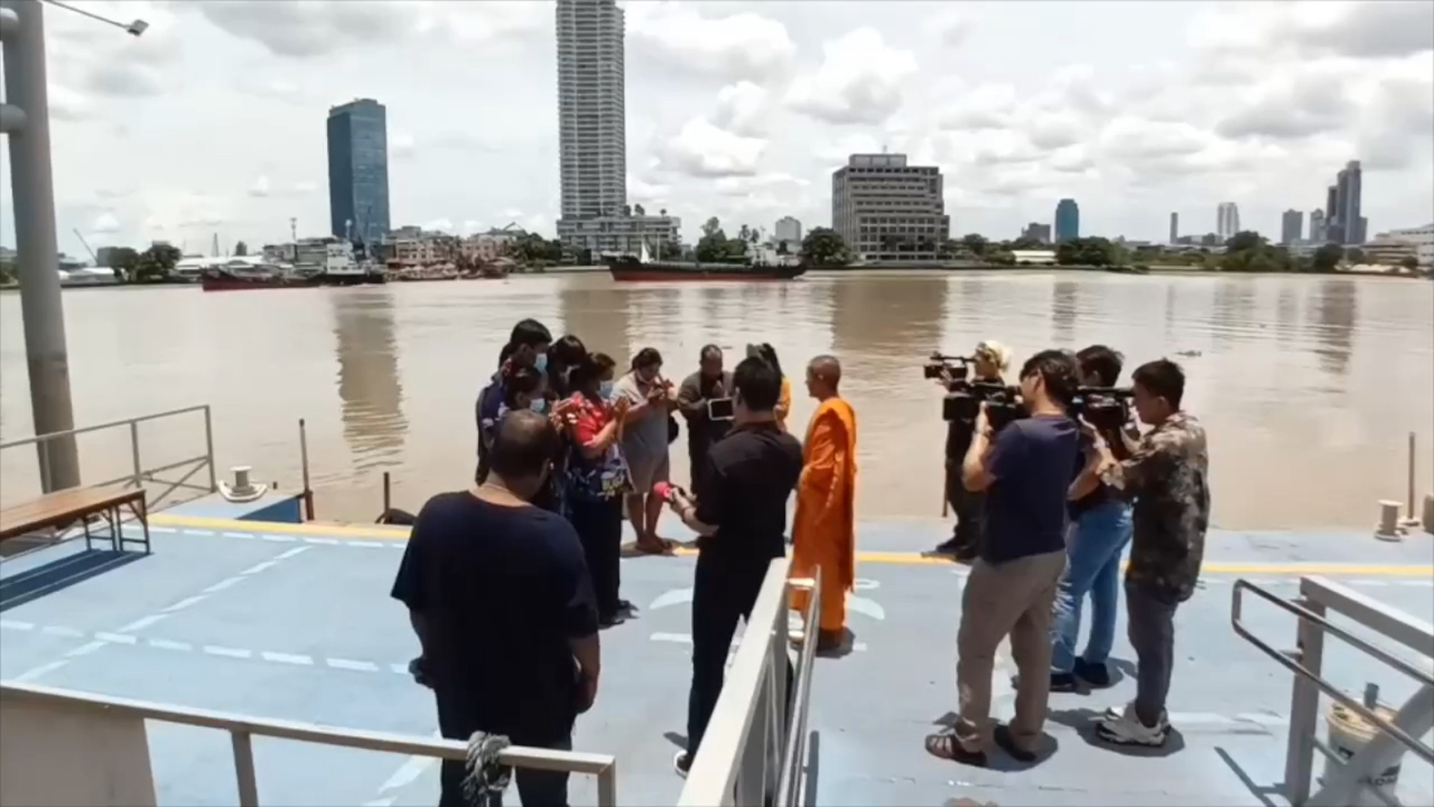 เปิดภาพวงจรปิดนาทีเรือเจ็ทสกี ชนเรือหางยาว ขณะที่ครอบครัวผู้เสียชีวิตนิมนต์พระเชิญวิญญาณที่เกิดเหตุ