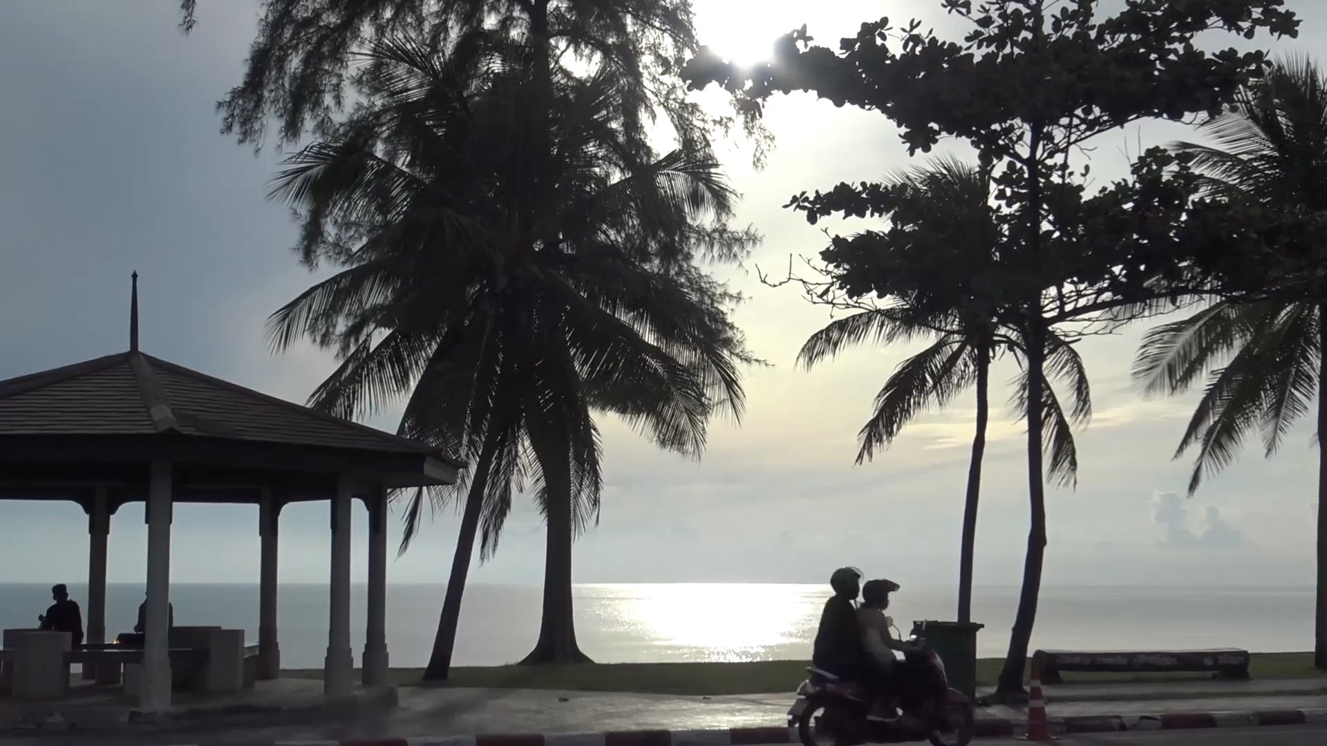 ร้านน้ำชากาฟริมชายหาดชลาทัศน์คึกคักวันหยุด