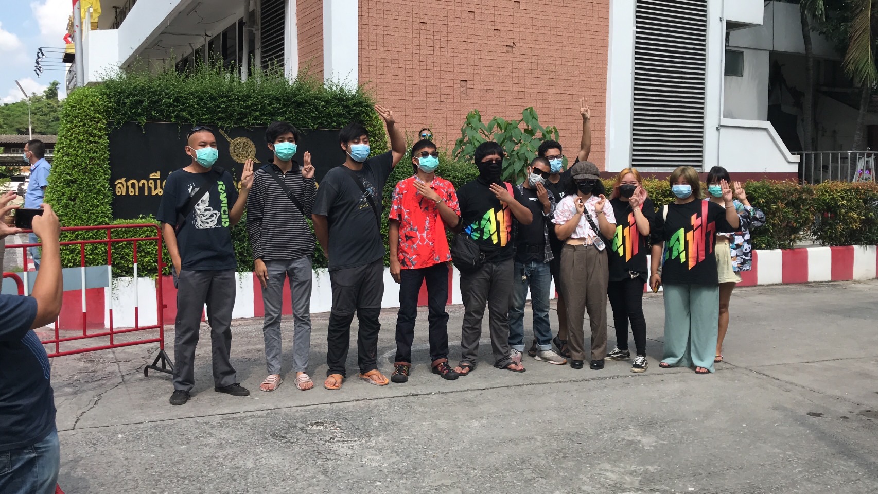 ม็อบทะลุฟ้า 14 คน เข้ามอบตัว ตร.ทุ่งสองห้อง ตามหมายจับกรณีสาดสีใส่ป้ายโรงพัก