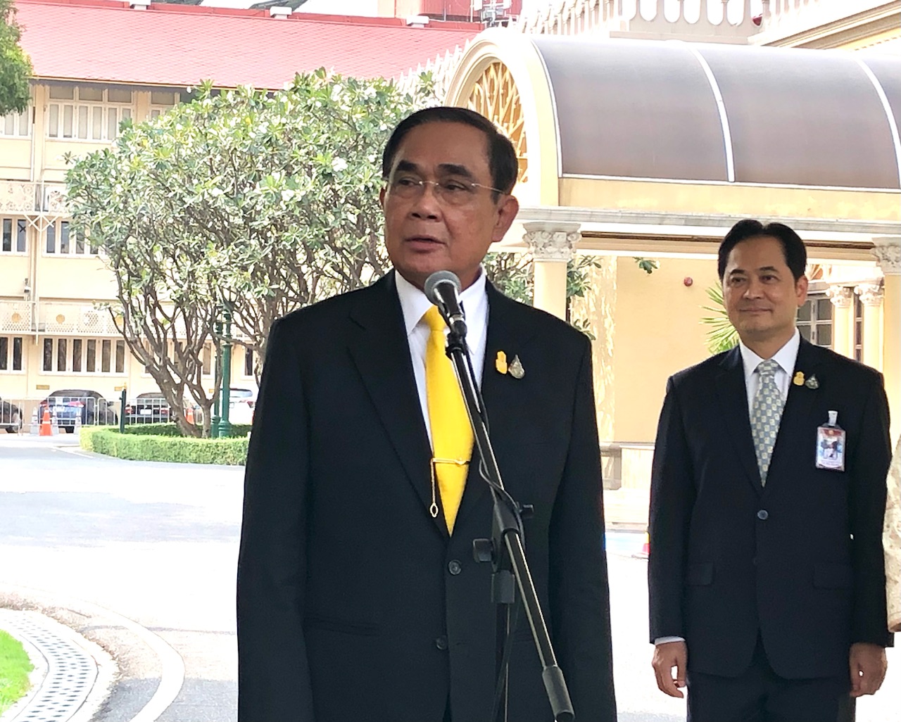 “บิ๊กตู่” ยอมรับยุบสภาก่อนหมดวาระ เปิดทางส.ส.ย้ายพรรคตามกม. ก่อนอารมณ์ดีโบกมือทักทาย ยัน "อิทธิพล" เป็นเรื่องสมัครใจ