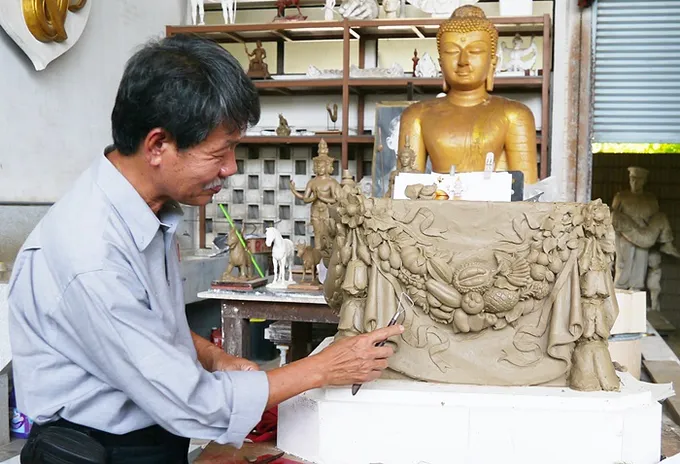 ปั้นลายผลไม้ไทยประดับแท่นฐานพระนารายณ์สื่ออุดมสมบูรณ์