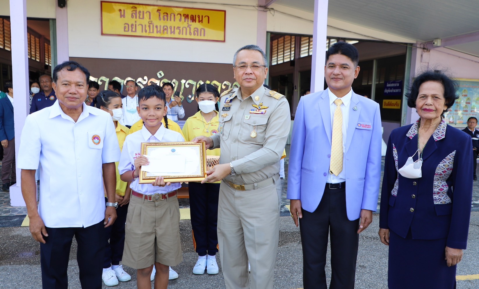 "ทำดีต้องชื่นชม" ผู้ว่าราชการจังหวัดสุราษฎร์ธานี มอบประกาศเกียรติคุณ น้องข้าวปั้น เด็กยอดกตัญญู