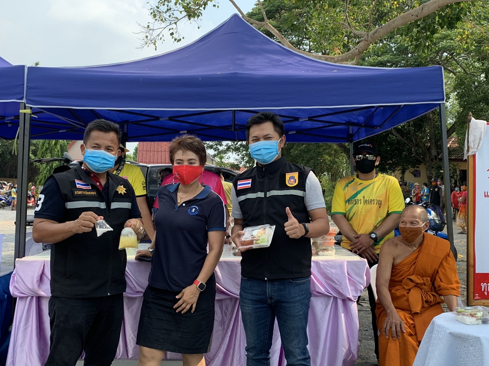 วัดทรัพย์นาฯ ร่วมกับผู้ใจบุญ แจกข้าวหมูแดงช่วยเหลือประชาชนที่รับผลกระทบจากโควิด-19 