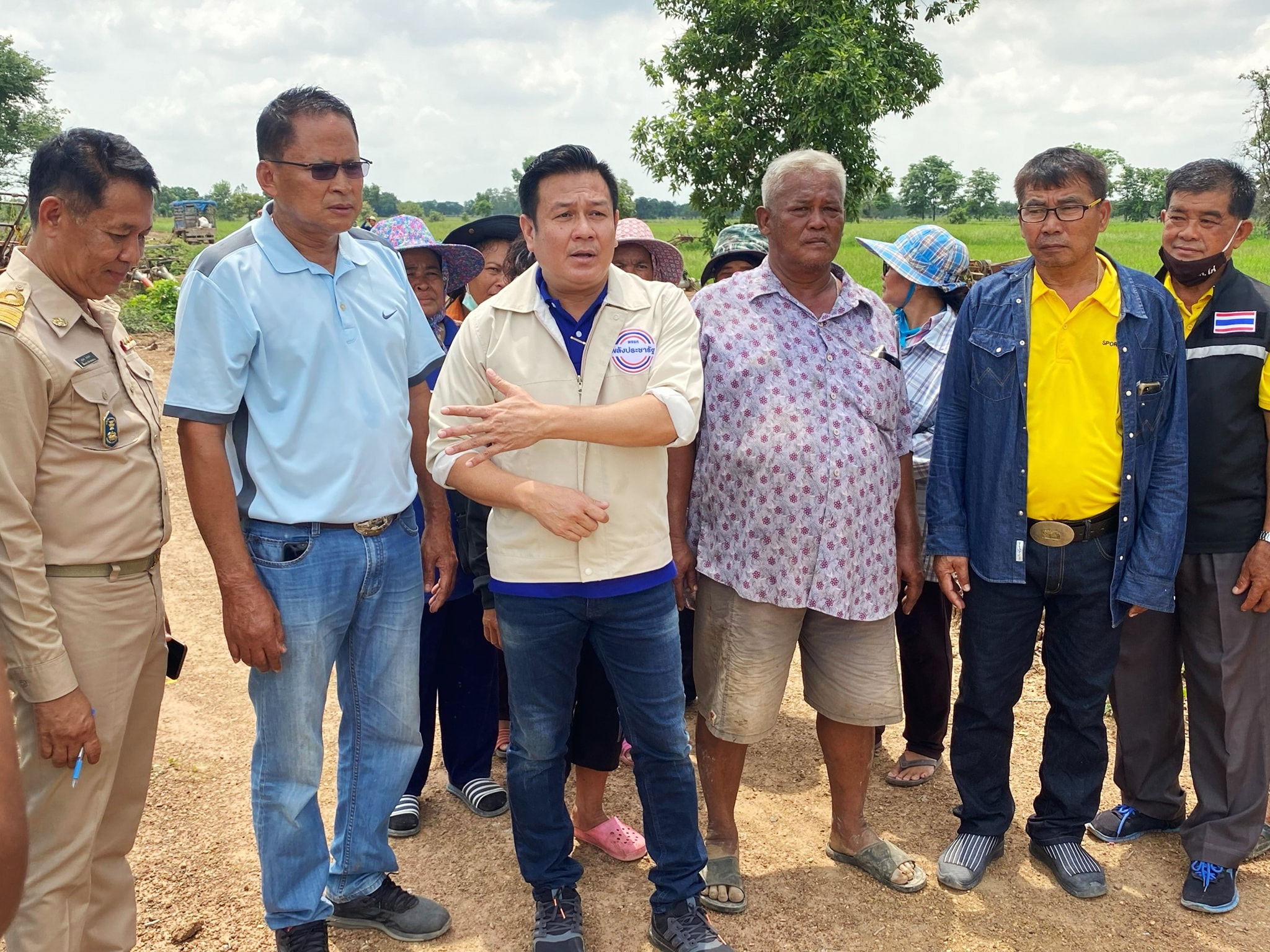 สส.พปชร.พิจิตร เร่งช่วยชาวนาวังสำโรงบางมูลนากต้องสูบน้ำ 20 กม.ช่วยนาข้าว