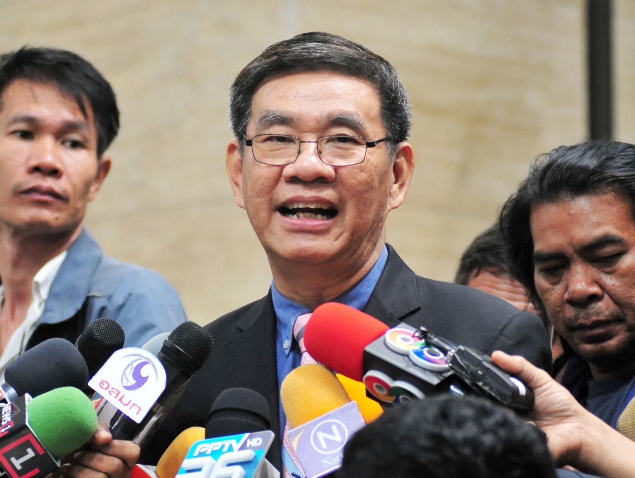 "สมชัย" เชื่อศึกชิงเก้าอี้ "ปธ.สภาฯ" 2 พรรคไม่ลุกลาม แนะเอาเก้าอี้ "มท." มาแลกเชื่อตกลงกันได้