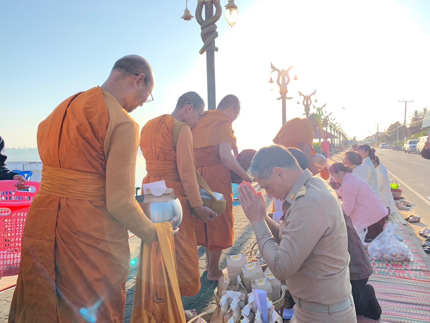 ผู้ว่าฯมุกดาหาร ใส่บาตรร่วมกับชาวบ้านส่งเสริมวิถีชีวิตท้องถิ่นริมฝั่งโขง