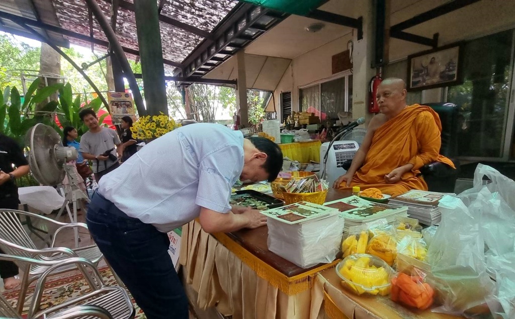 "ทักษิณ" เข้านมัสการ "พระพยอม" มอบเงิน 2 แสน ช่วยเหตุเพลิงไหม้กุฏิ