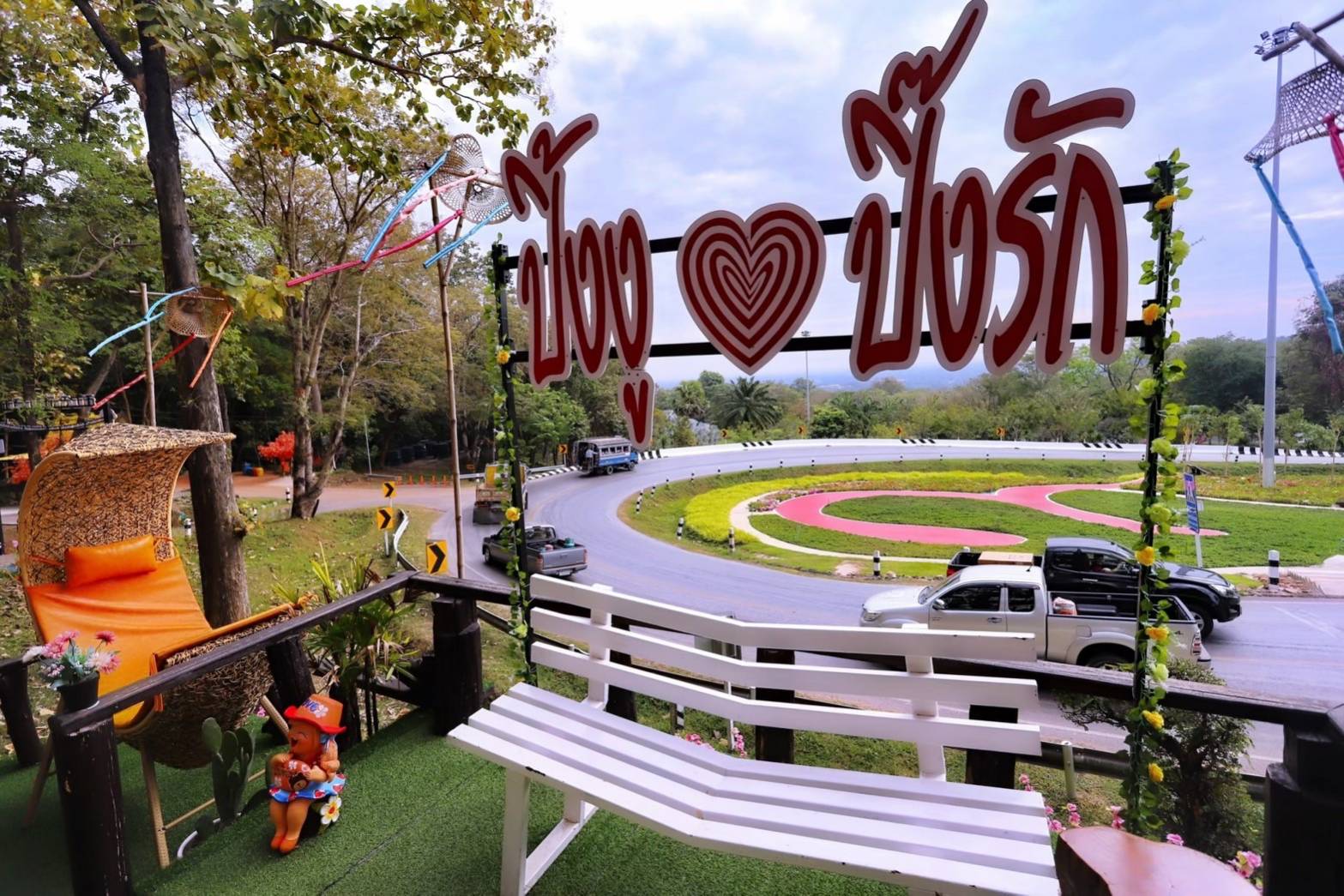 ฮอตไม่เลิก!!คนแห่ถ่ายรูปจุดเช็กอิน โค้งปิ้งงูที่สกลนครระหว่างเดินทางกลับช่วงวันหยุด
