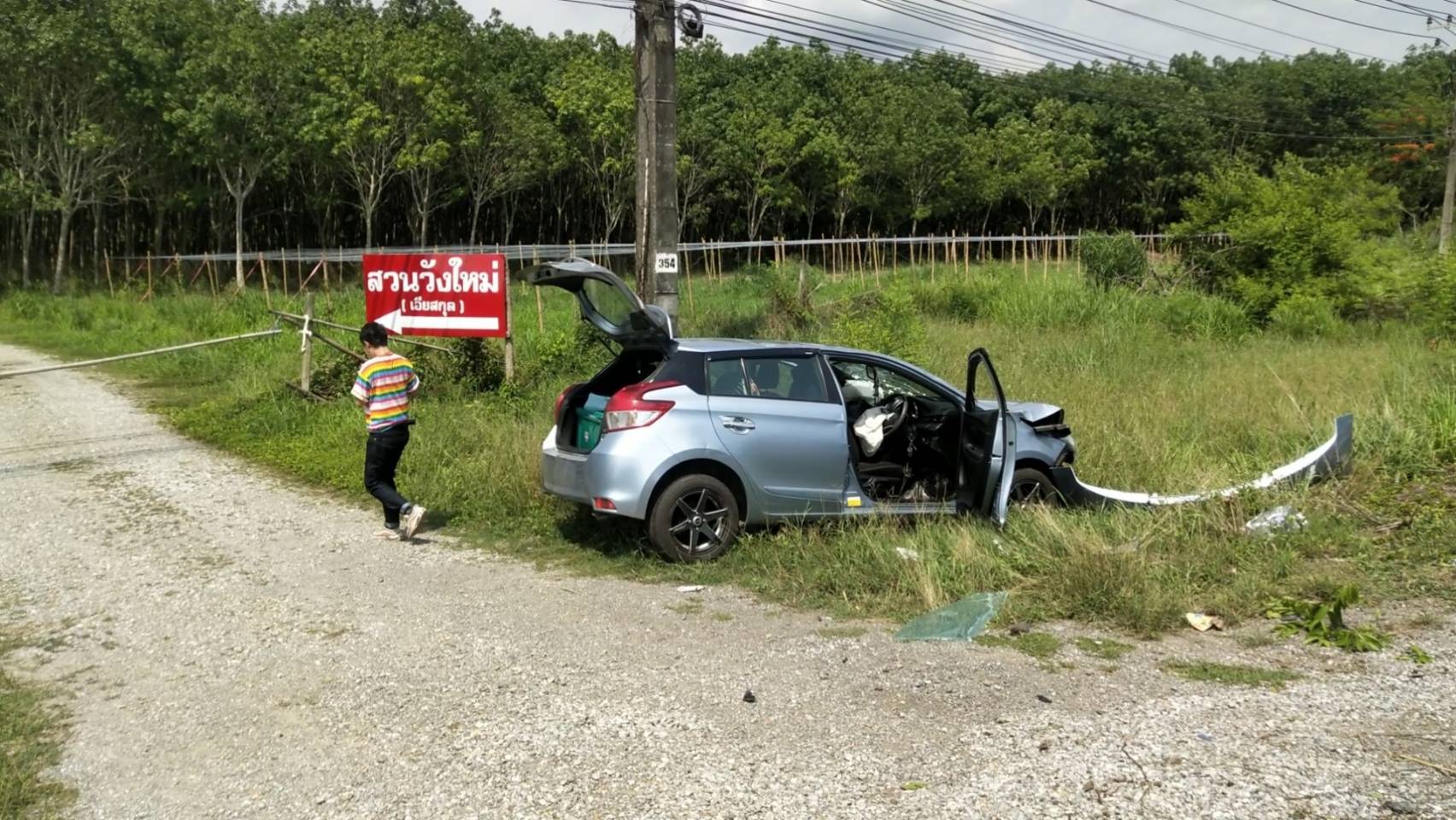 สาวทอมคล้องหลวงปู่ทวด เกิดวูบ​  ขับพุ่งลงข้างทางชนท่อระบายน้ำพลิกหลายตลบ​ แค่บาดเจ็บเล็กน้อย