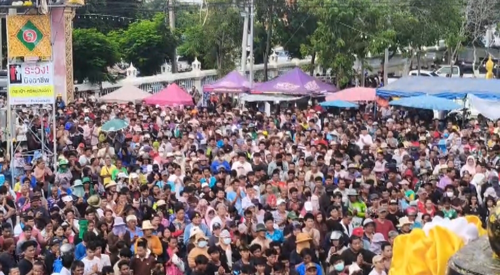 วัดแตก! ประชาชนนับหมื่นทะลักงานทิ้งกระจาดวัดไผ่โรงวัว สาวสวนมะม่วงศรีประจันต์ดวงเฮงกวาดกระบะ 6.5 แสน แห่ส่องเลขทะเบียน
