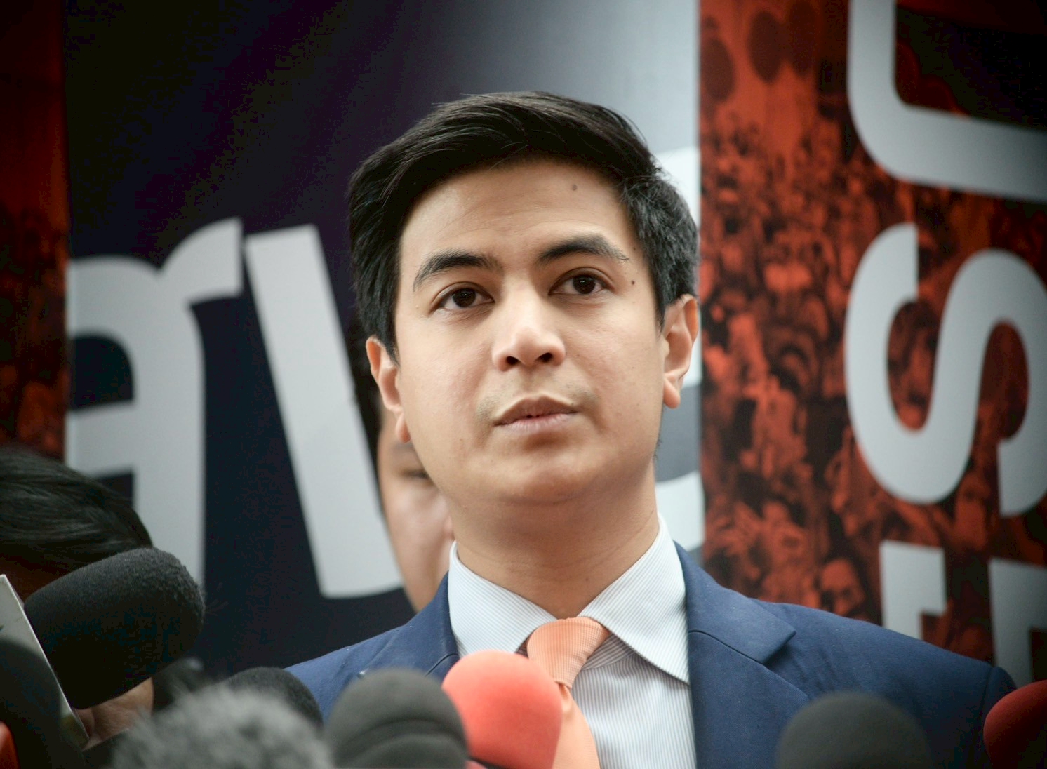 "ไอติม" ท้า "ภูมิธรรม" อีกรอบ ยุบสภาฯได้เลย  จี้ตอบให้ชัด "อัศวินขี่ม้าขาว" คือใคร หลัง "ชัยเกษม" โพล่งช่วงเช้า ถามเป็น "ลุงตู่" หรือไม่ 
