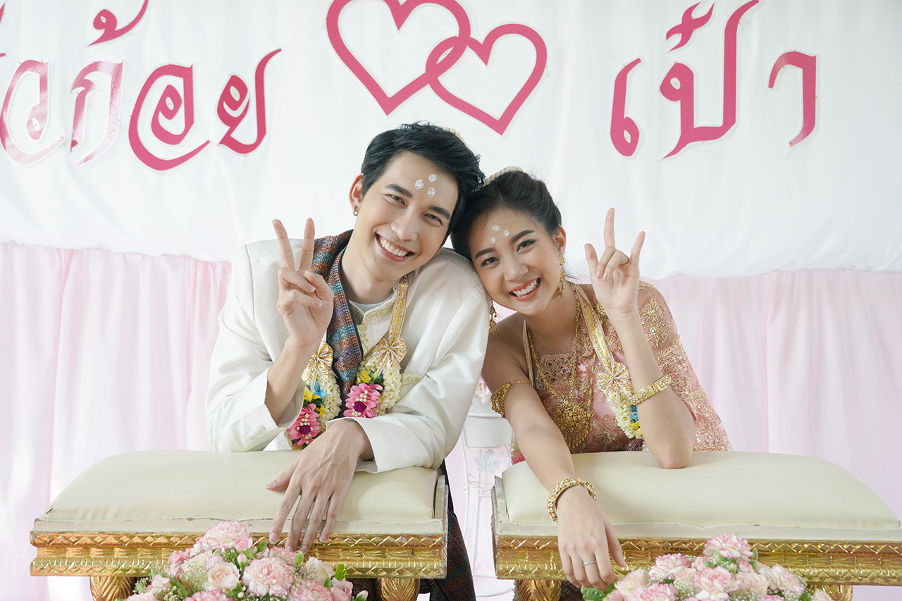 บางสำราญชื่นมื่น! “ซูกัส-ฝน” วิวาห์หวาน “ไต้ฝุ่น-จาด้า” ร่วมอวยพร ใน “สายสืบกุ๊กกุ๊กกู๋”