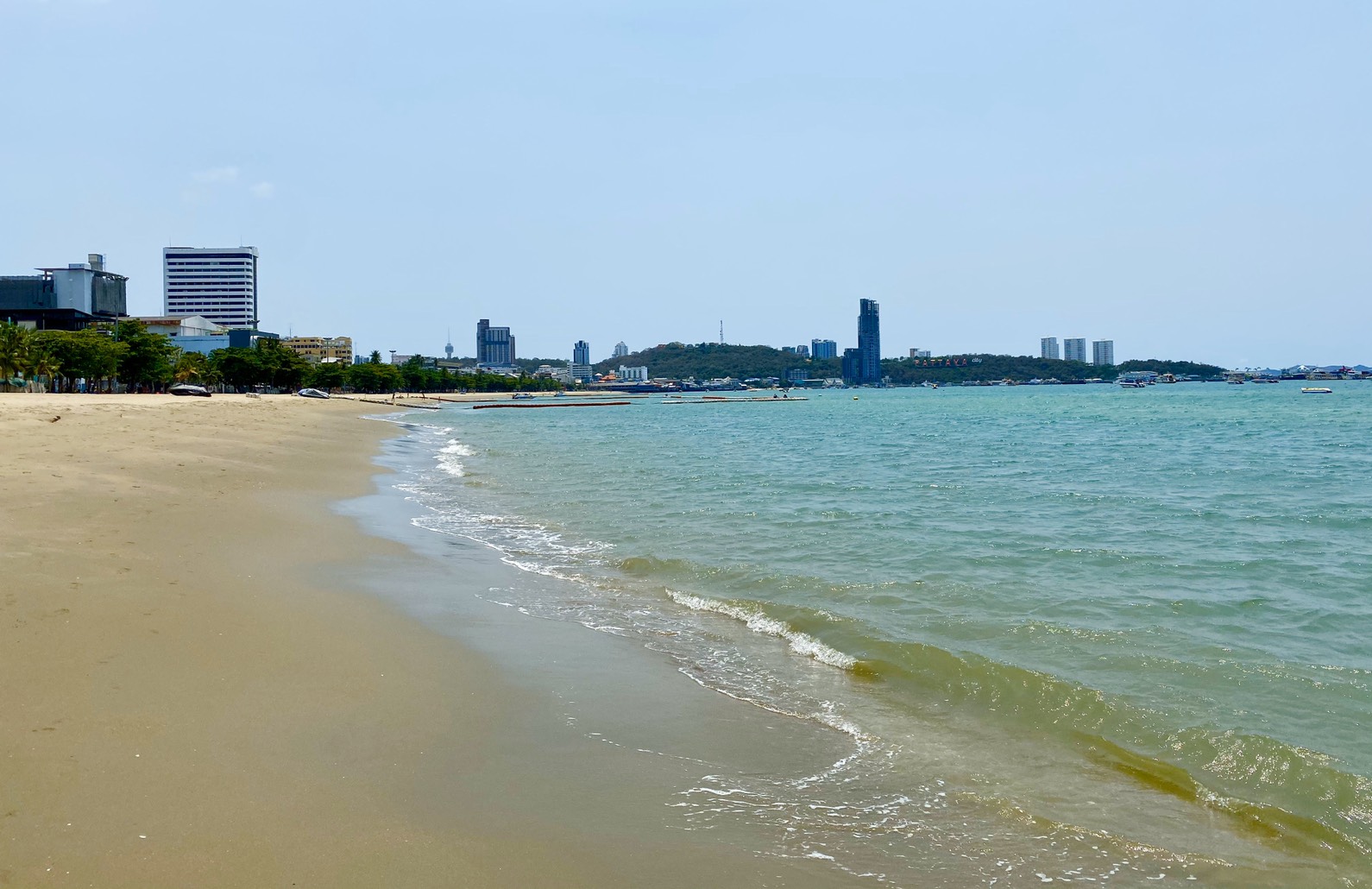 กลับคืนสู่ธรรมชาติ.. หาดพัทยาไร้นักท่องเที่ยว เงียบสงบ ทรายขาว น้ำทะเลสะอาด ปราศจากขยะ 