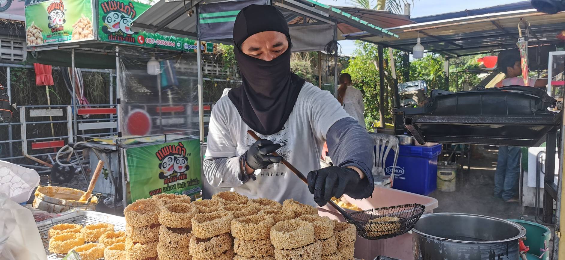 หนุ่มบุรีรัมย์​ดีกรีป.ตรี​สืบทอดอาชีพ​ขนมนางเล็ดทำยอดขายพุ่งถึงหมื่นก้อนในวันแซนโฎนตา