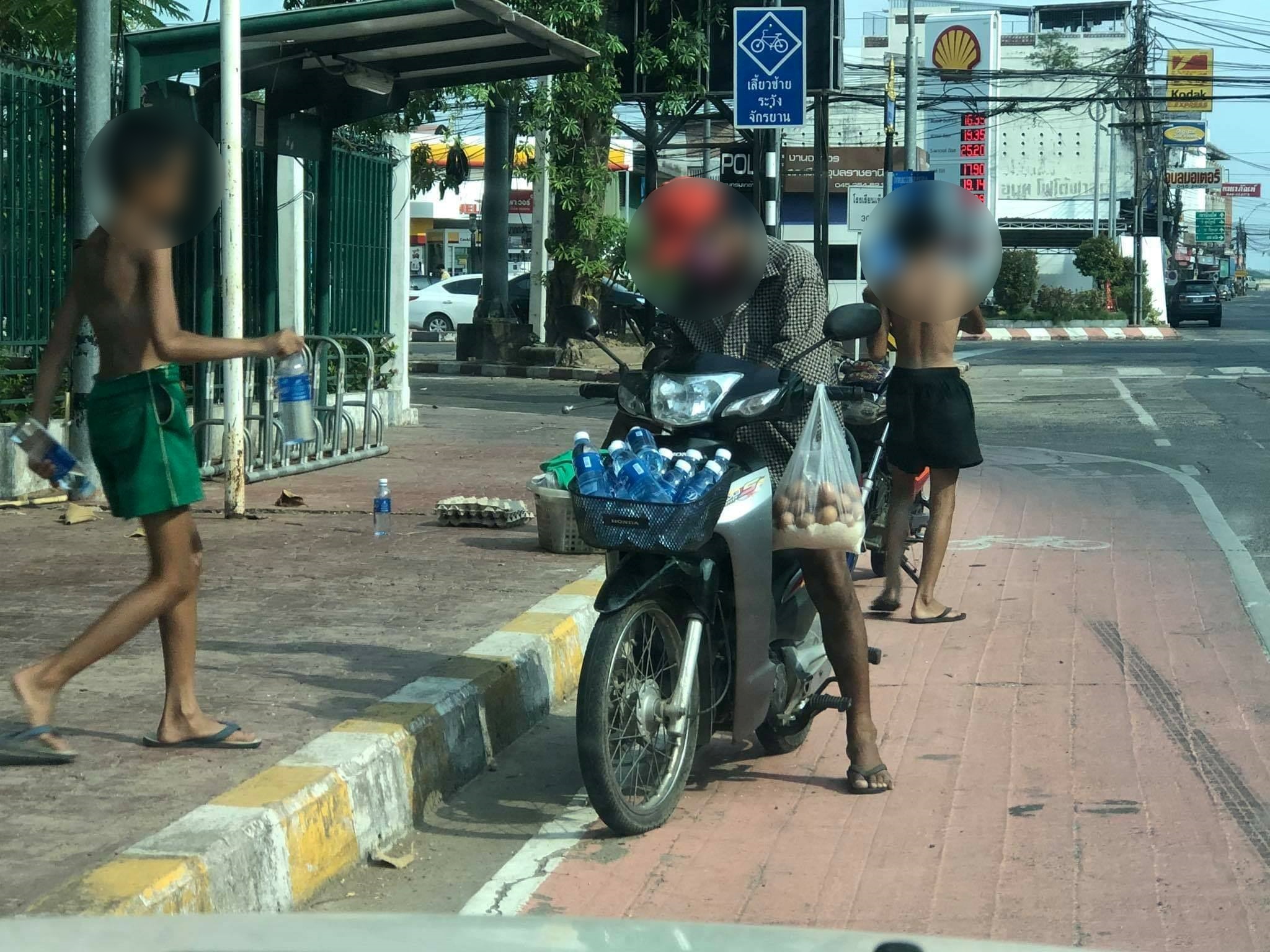 อึ้ง! พ่อพาลูกกวาดเรียบ "ตู้ปันสุข"