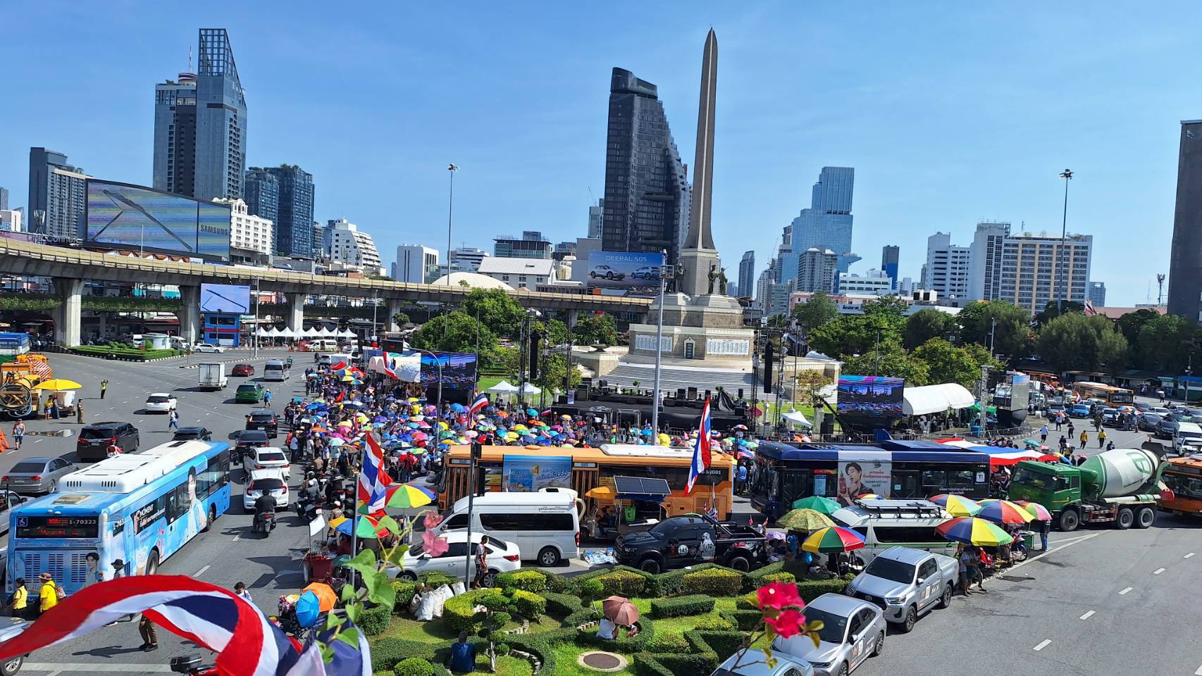 ประมวลภาพ! มวลชน “รวมพลังแผ่นดินปกป้องอธิปไตย” ชุมนุมส่งกำลังใจทหารชายแดนไทย-กัมพูชา 