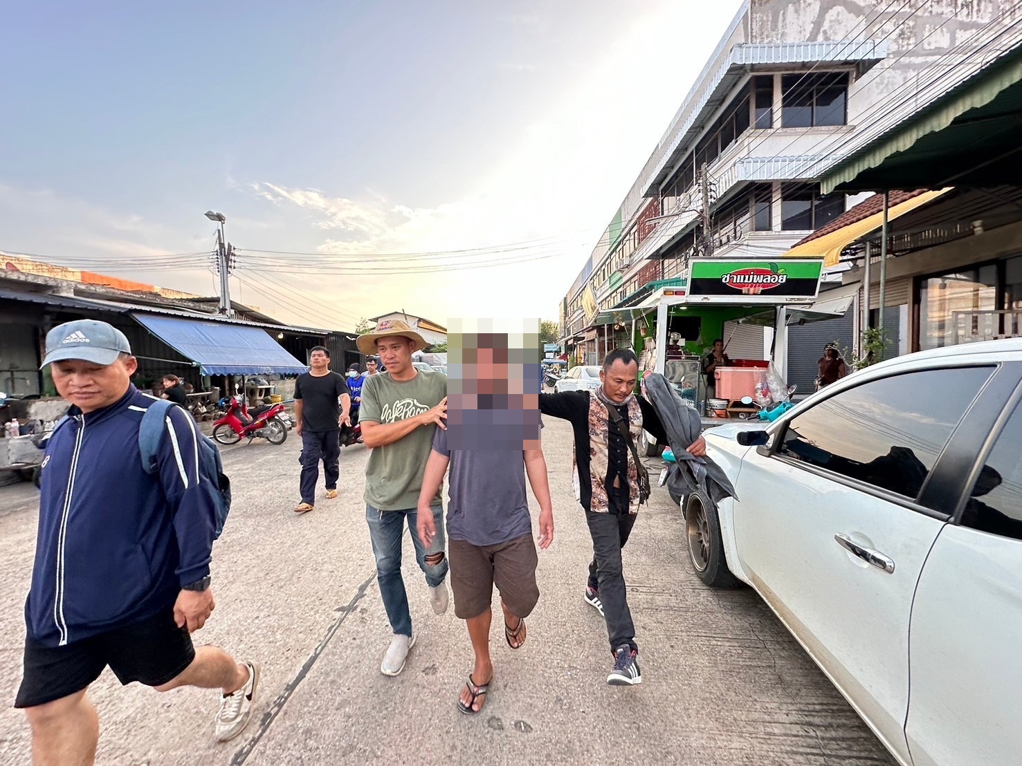 ชุดปฏิบัติการพิเศษฝ่ายปกครองจับแก๊งเงินกู้นอกระบบ1 รายระหว่างทวงถามหนี้บริเวณตลาดนัดเมืองแก้ว