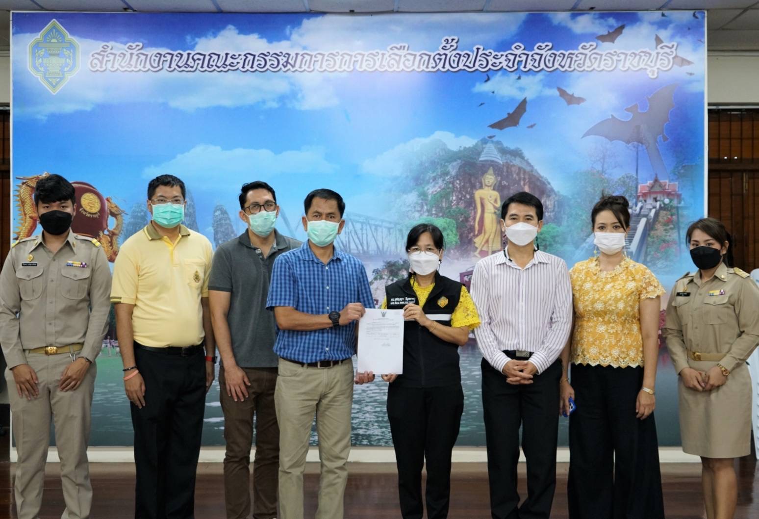 กกต.มอบใบรับรองผลการเลือกตั้งซ่อม ส.อบจ.ราชบุรี อ.โพธาราม เขต 3