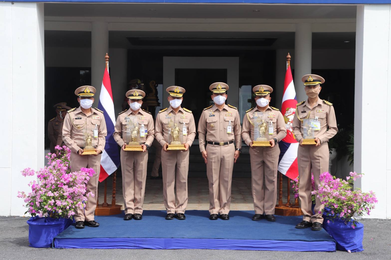 ทัพเรือภาคที่ ๓ มอบของที่ระลึก แก่ผู้เกษียณ บุคคลดีเด่น 