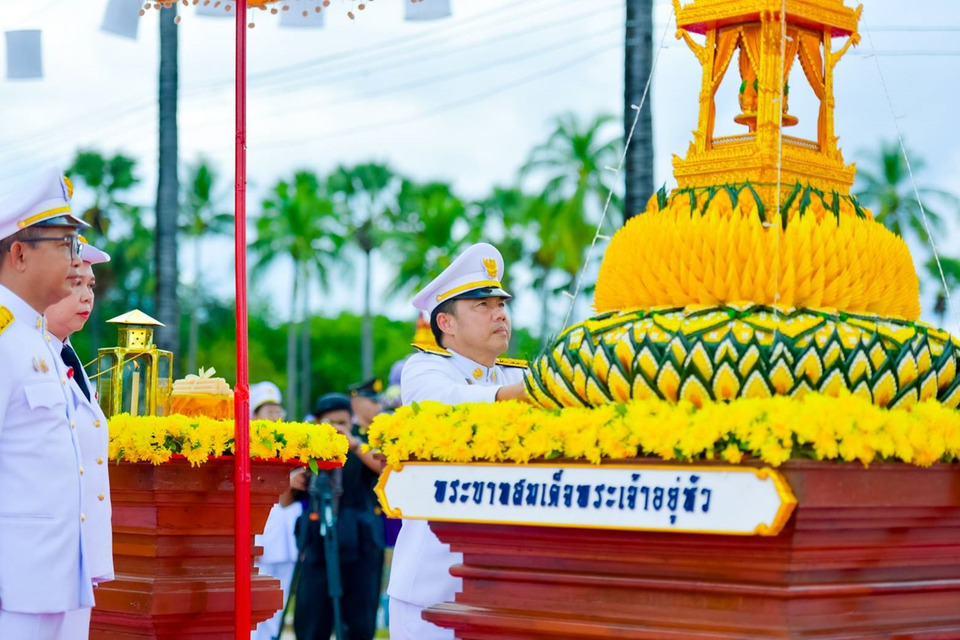 สุโขทัยอัญเชิญไฟพระฤกษ์-พระประทีปพระราชทาน ประดิษฐาน ณ ตระพังตระกวน เปิดงานลอยกระทงเผาเทียนเล่นไฟ 2568