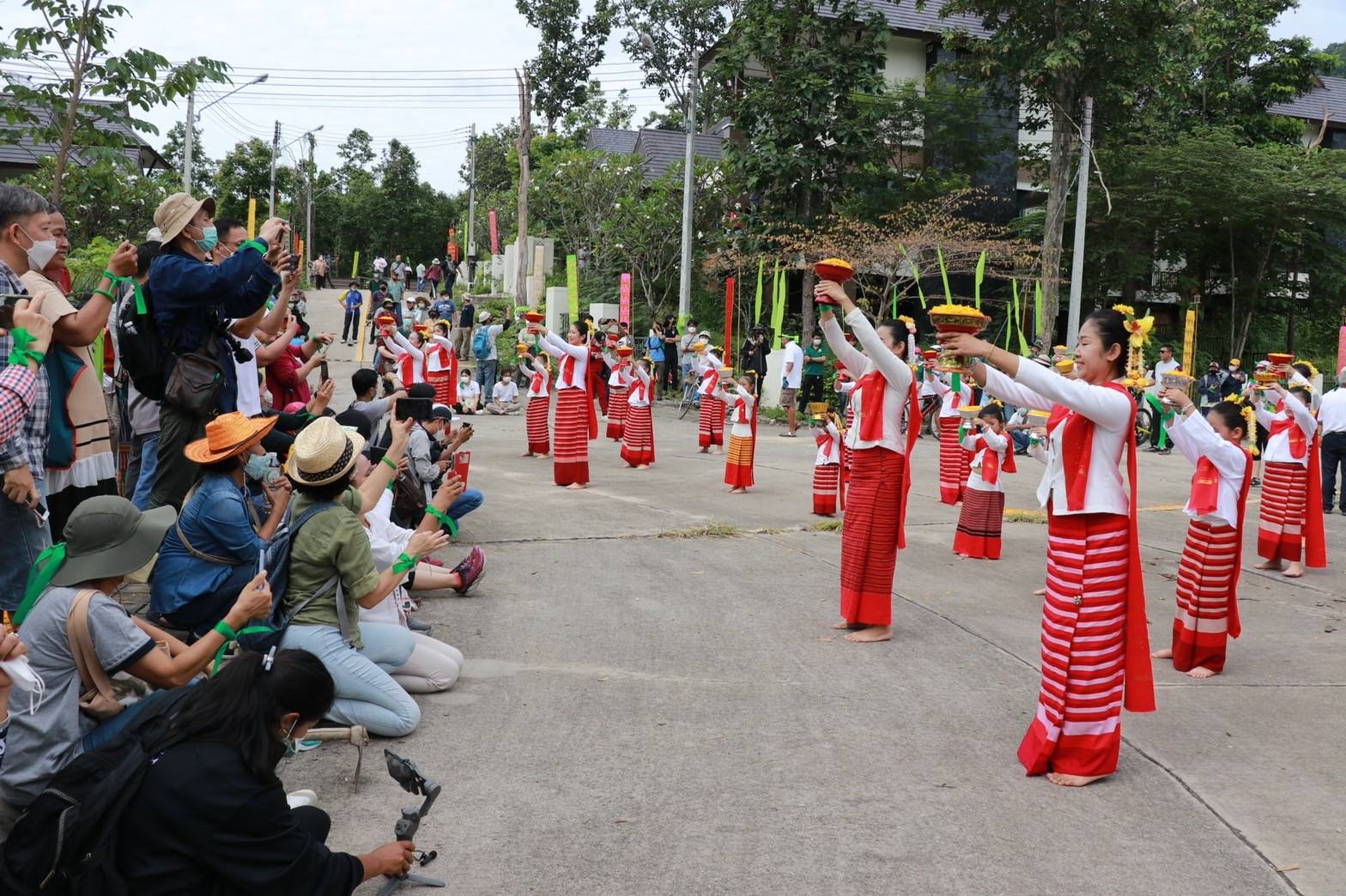 ชาวเชียงใหม่ ร่วมกิจกรรม “ปอยป่าแหว่ง” ปลูกป่าฟื้นฟูดอยสุเทพ