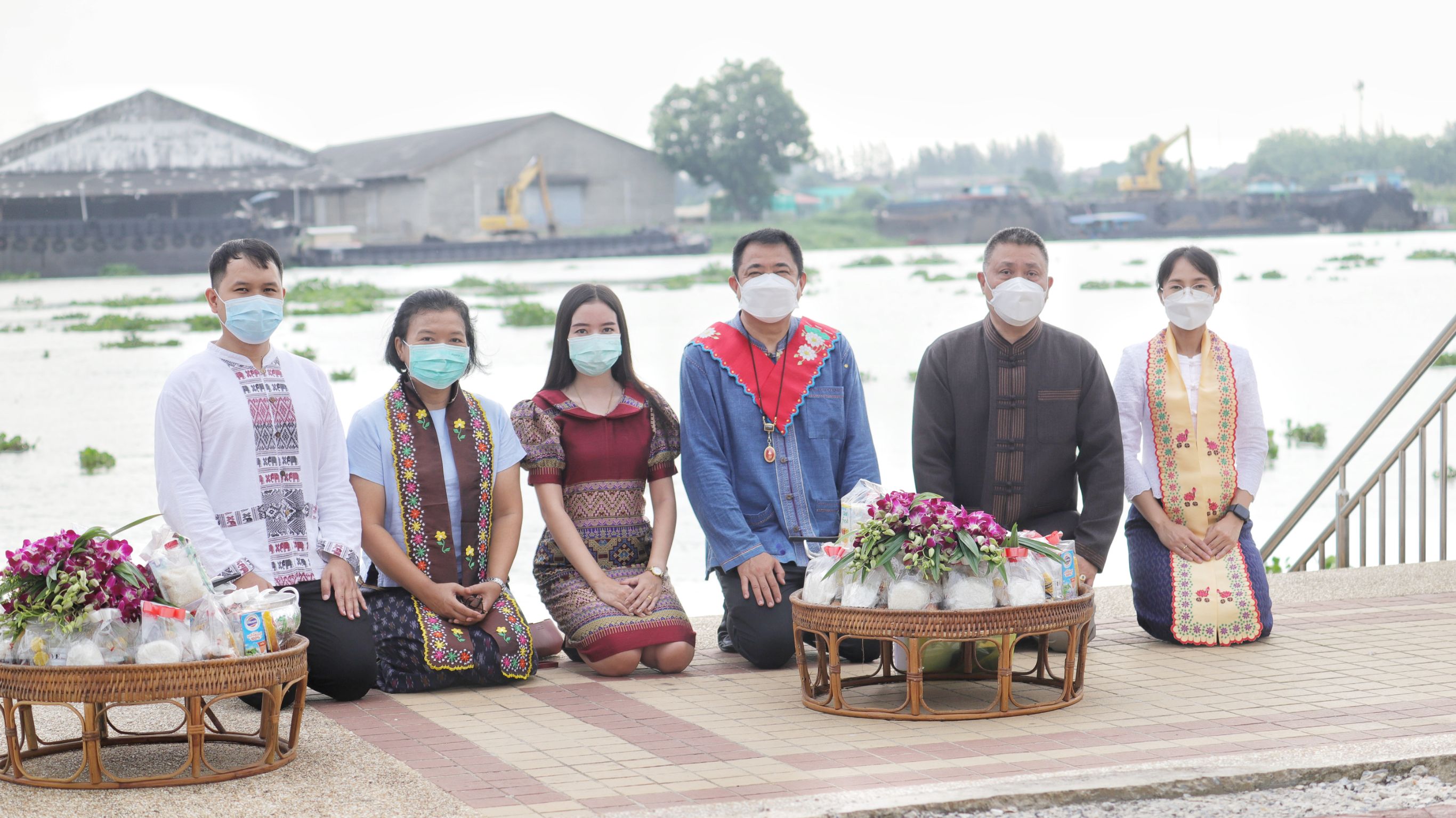 จังหวัดปทุมธานี นำพุทธศาสนิกชนทำบุญตักบาตรวันวิสาขบูชาสืบสานวิถีไทย รามัญ