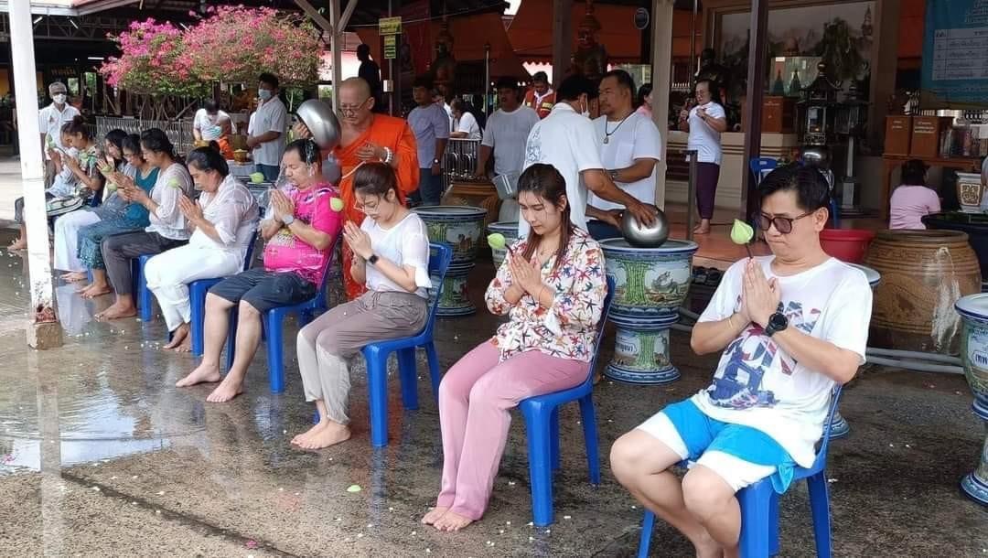 อาบน้ำมนต์ "วัดไผ่เหลือง" ประจำปี 2567 เชื่อแก้ปีชง เสริมดวง เสริมบารมี ปัดเป่าสิ่งไม่ดีให้ออกจากตัว