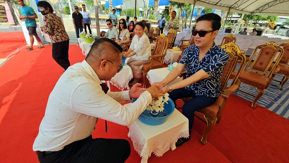 "ศิวนารถนคร" ตลาด 700 ไร่ สัตหีบ จัดพิธีสรงน้ำพระพุทธรูป-รดน้ำดำหัวขอพรผู้บริหารและผู้สูงอายุ