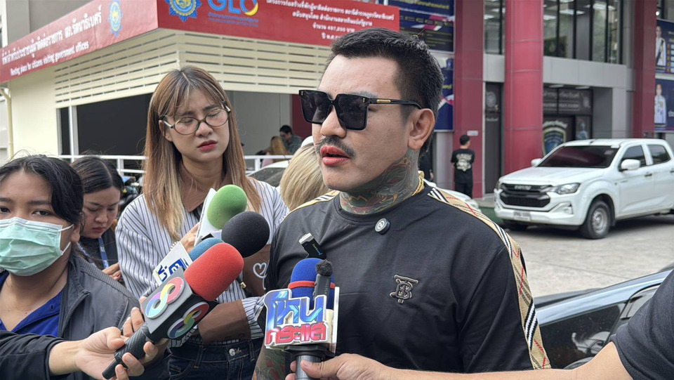 “เอ็ม ออนิว” เดินทางให้กำลังใจ “เสือ ดุสิต” หลังถูกสอบปากคำเข้มก่อนส่งศาล 