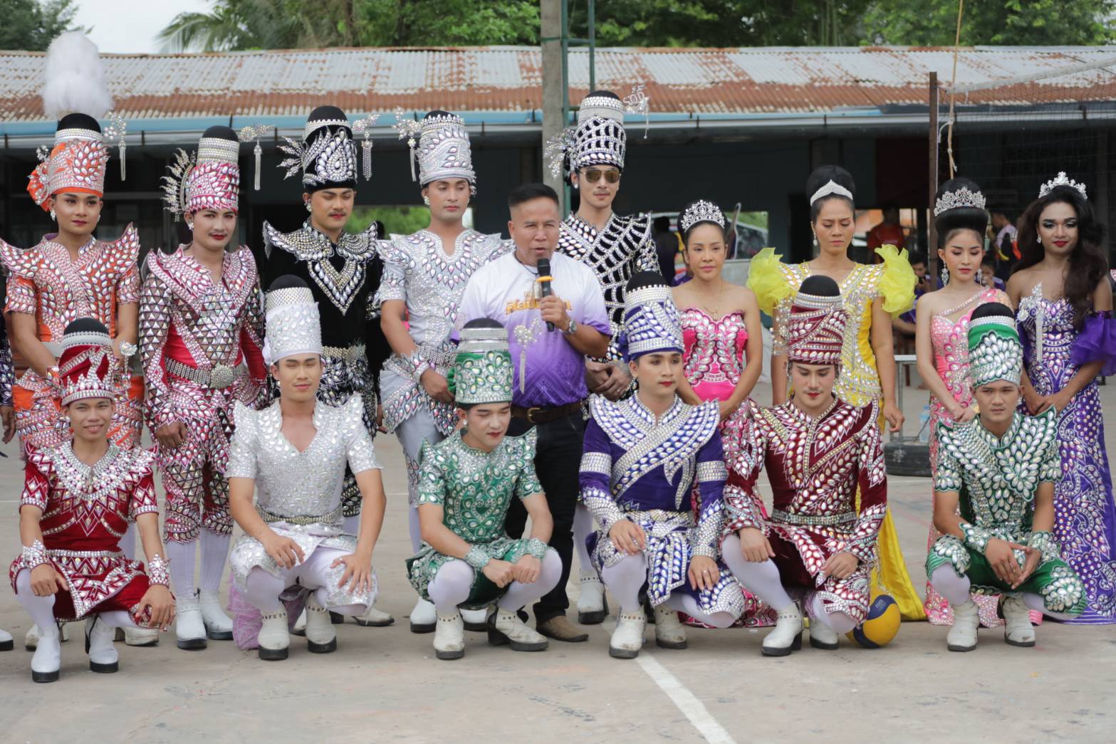 กาฬสินธุ์ฮือฮาหมอลำศิลปินภูไทจัดแข่งกีฬาสีชุดหมอลำขบวนพาเหรดอลังการ