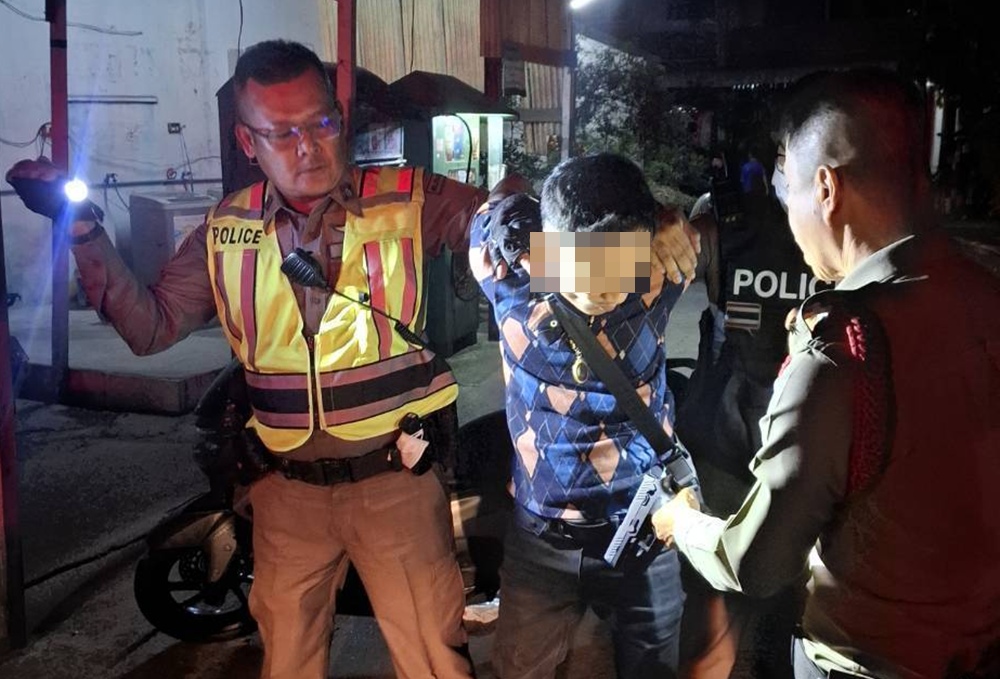 สายตรวจขุนเทียนรวบหนุ่มตั้งวงเหล้าส่งเสียงดัง พบ "ปืนซิกส์ ซาวเออร์-มีดพก" อ้างรับจำนำมาอีกทอด