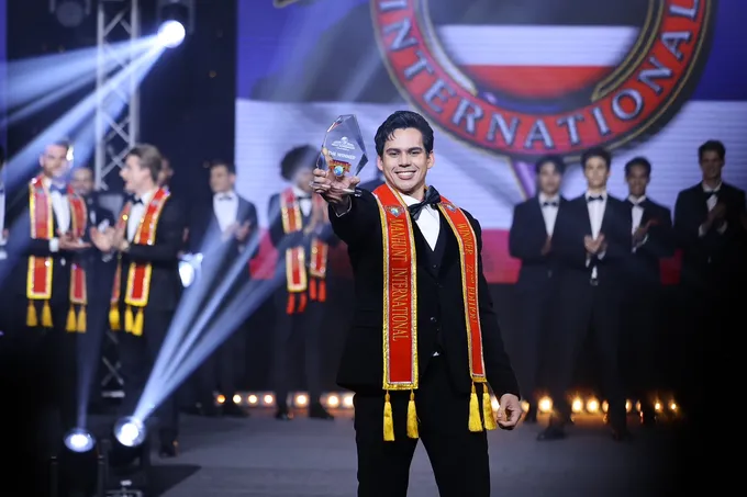  “เควิน อภิสิทธินันท์” คว้าตำแหน่ง ‘MANHUNT INTERNATIONAL 2024’