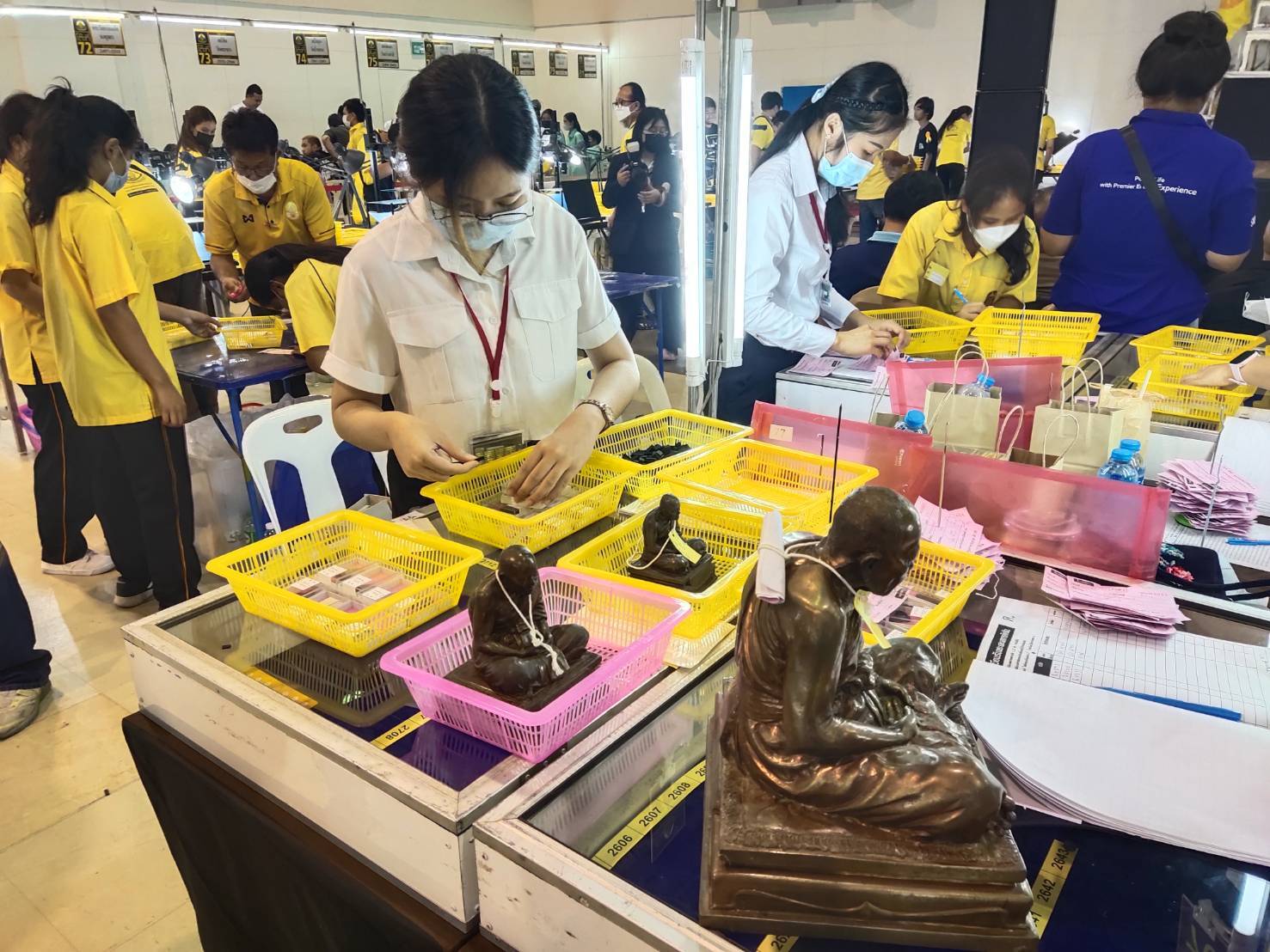 คนแห่ร่วมงานคับคั่ง มหกรรมการประกวดพระเครื่องศรีราชา ครั้งที่ 15         